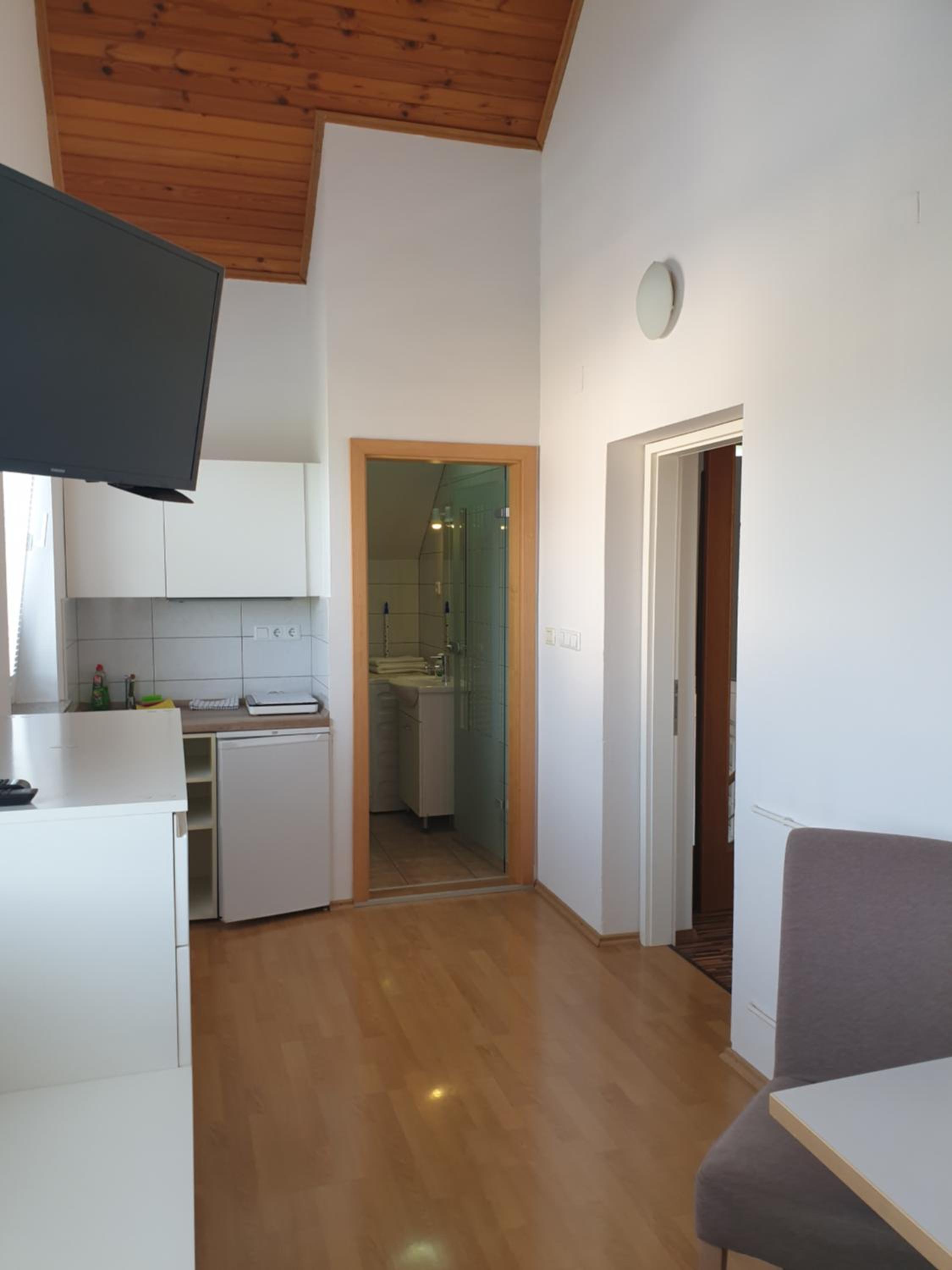 Studio - Photo 1