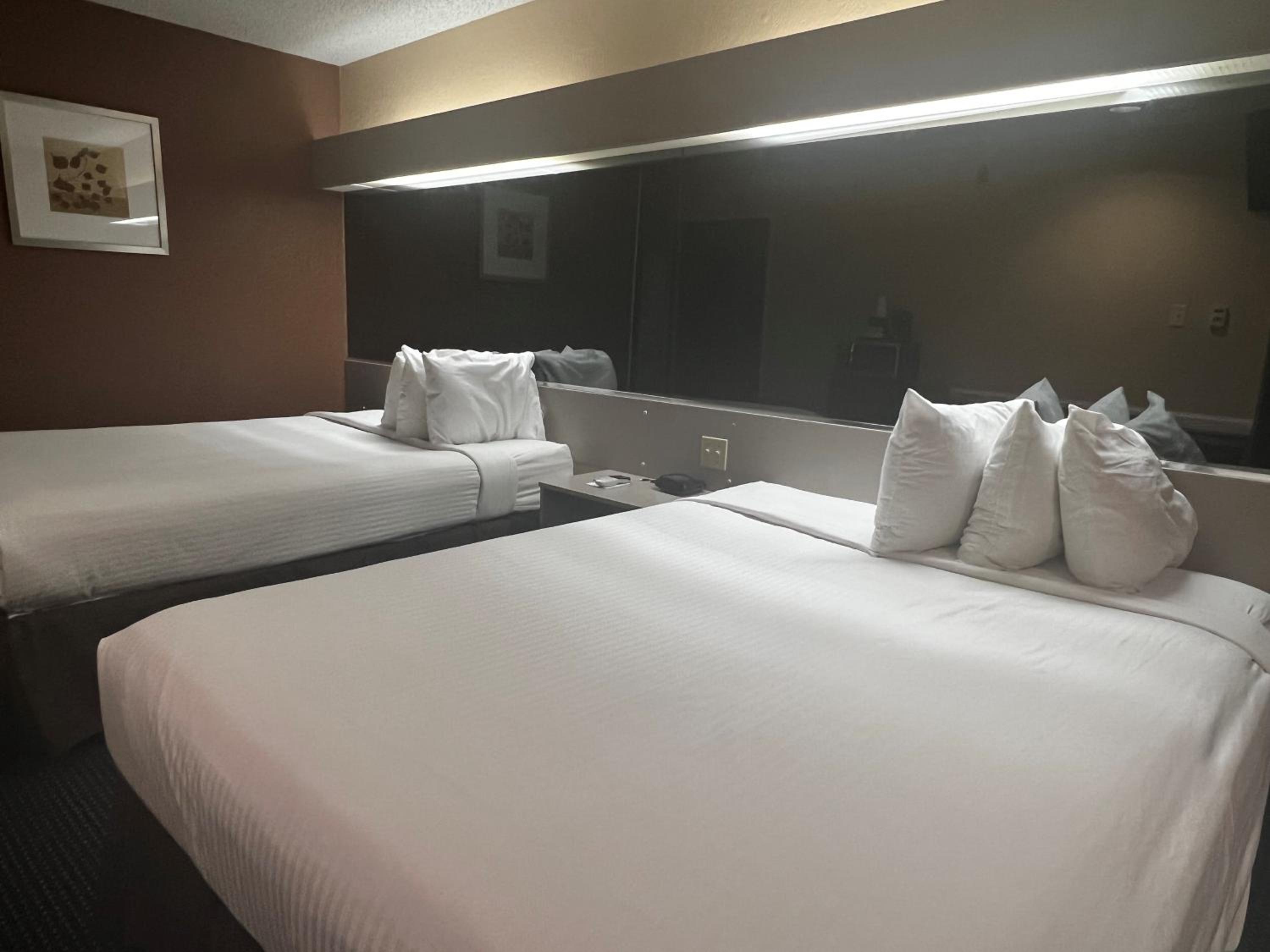 Queen Room with Two Queen Beds - Non-Smoking - Photo 7