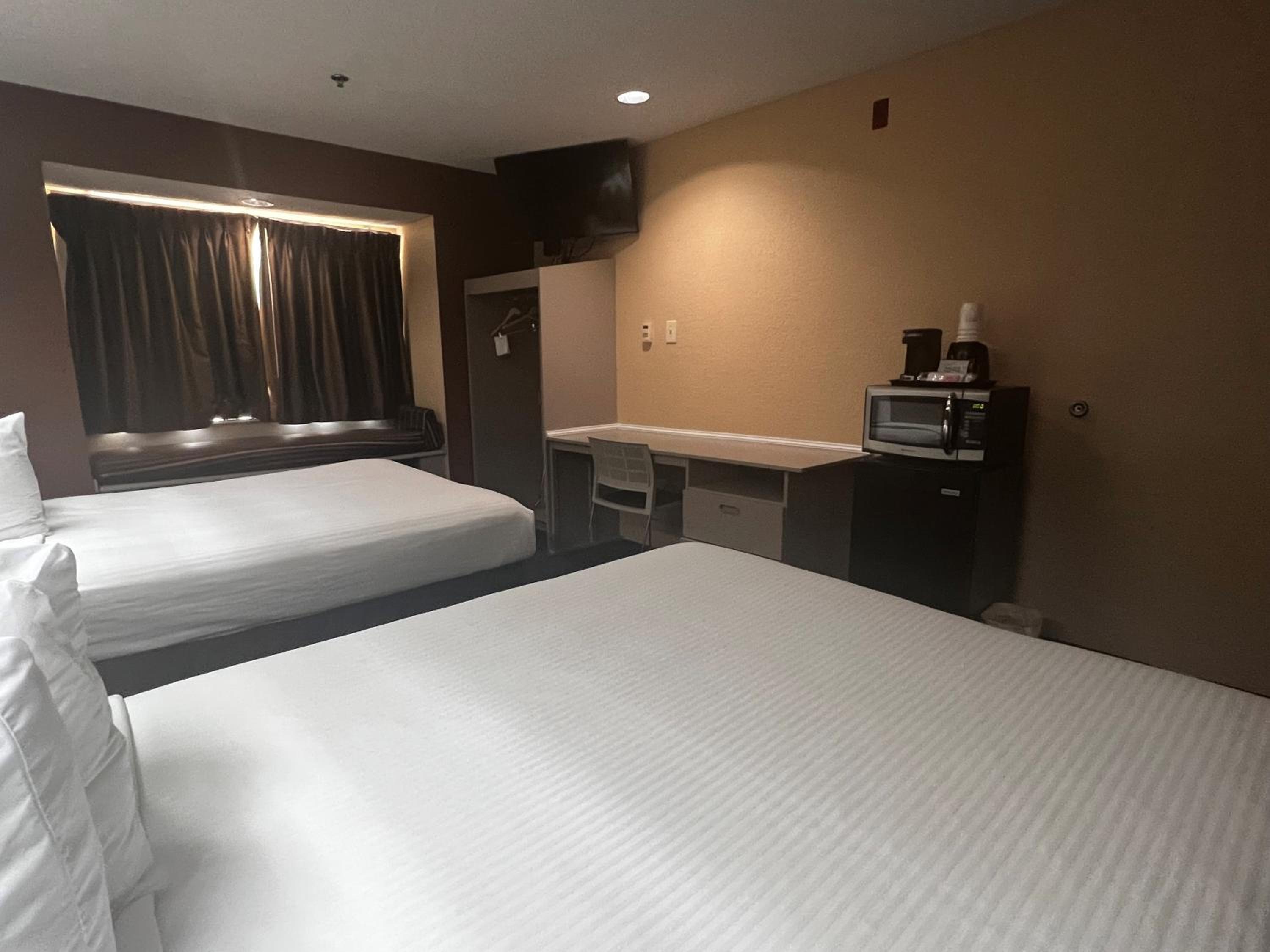 Queen Room with Two Queen Beds - Non-Smoking - Photo 3