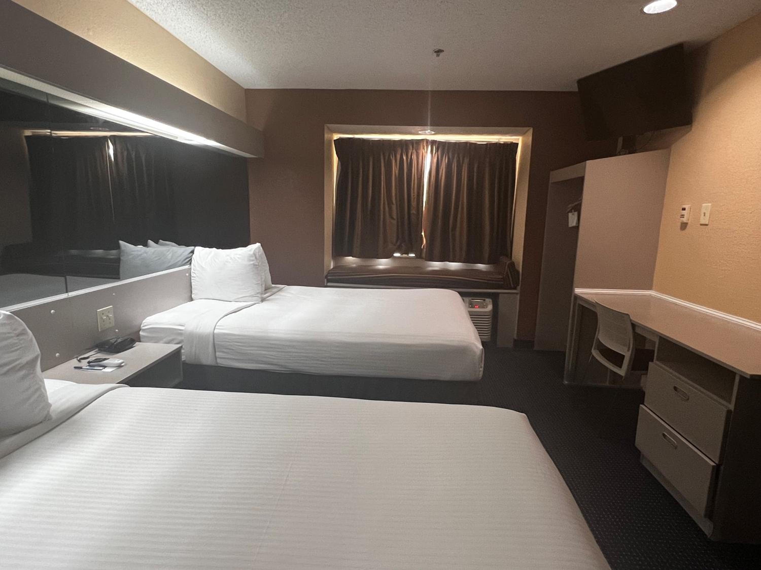 Queen Room with Two Queen Beds - Non-Smoking - Photo 8