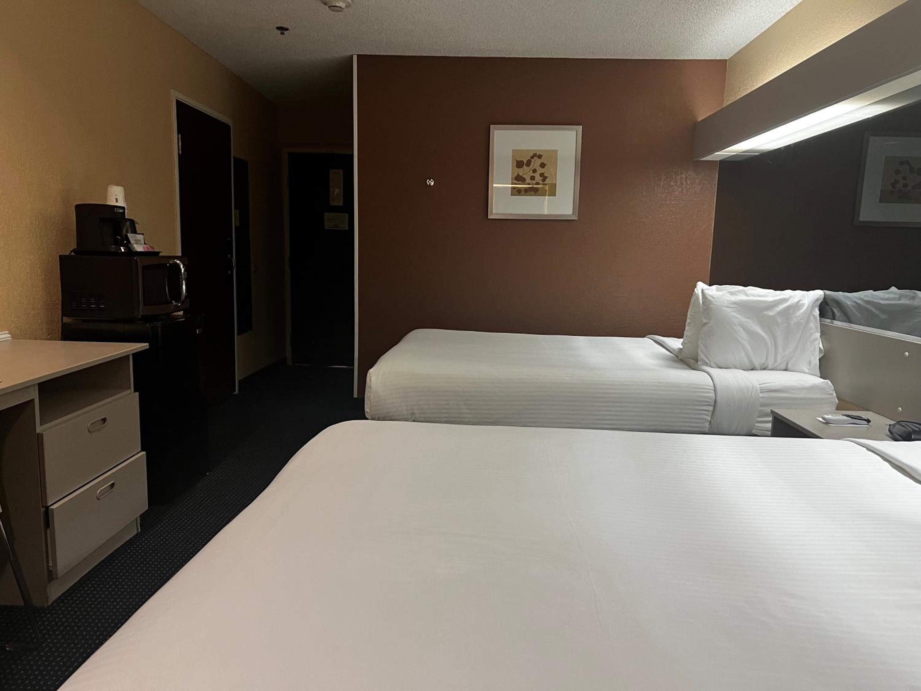 Queen Room with Two Queen Beds - Non-Smoking - Photo 5