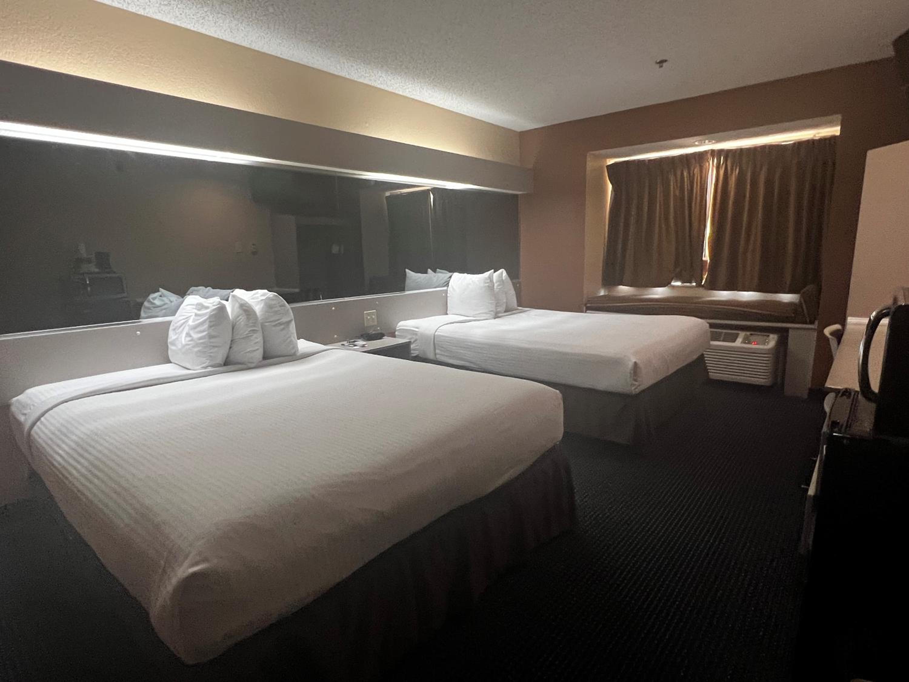 Queen Room with Two Queen Beds - Non-Smoking - Photo 2