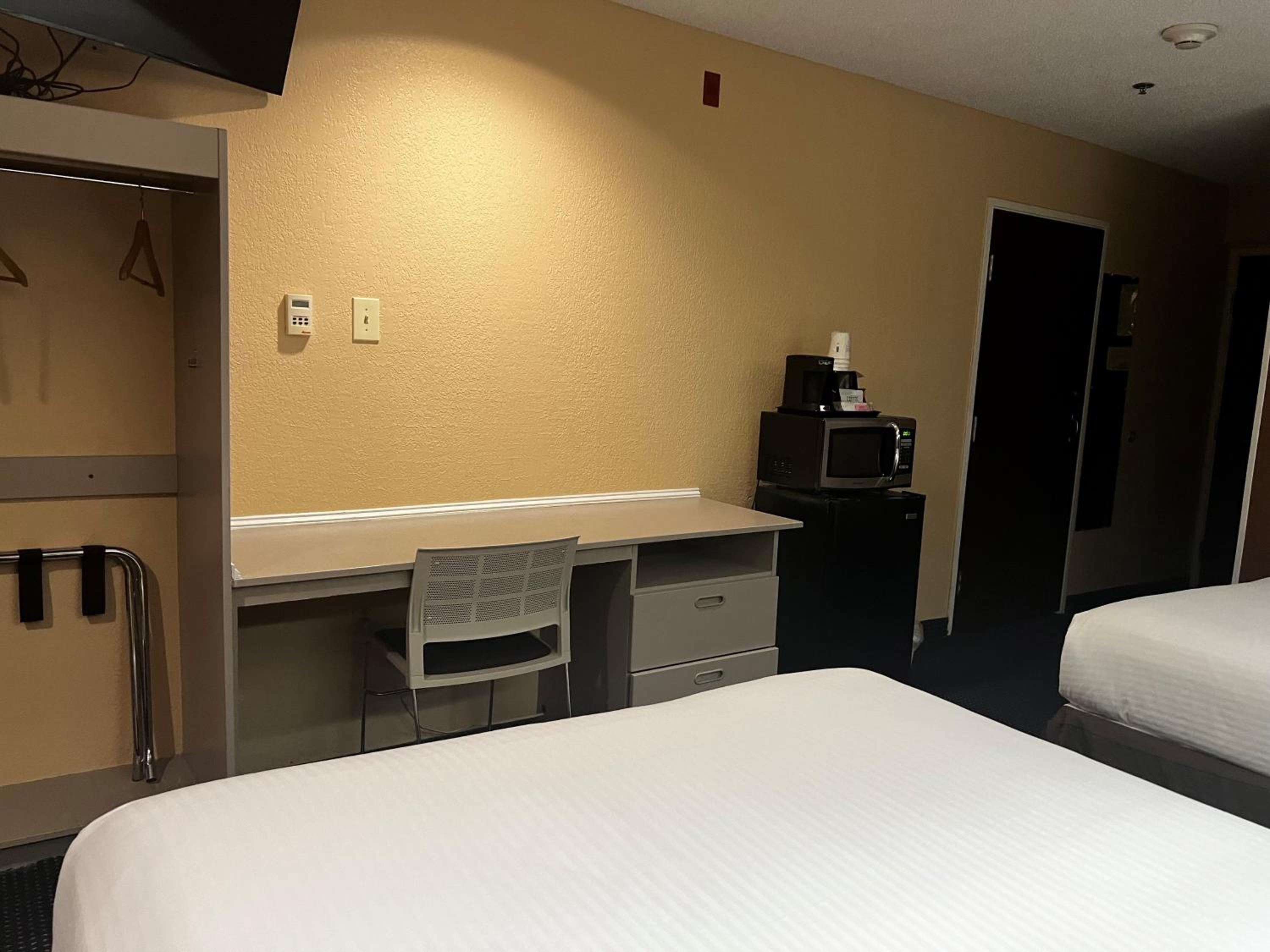 Queen Room with Two Queen Beds - Non-Smoking - Photo 9