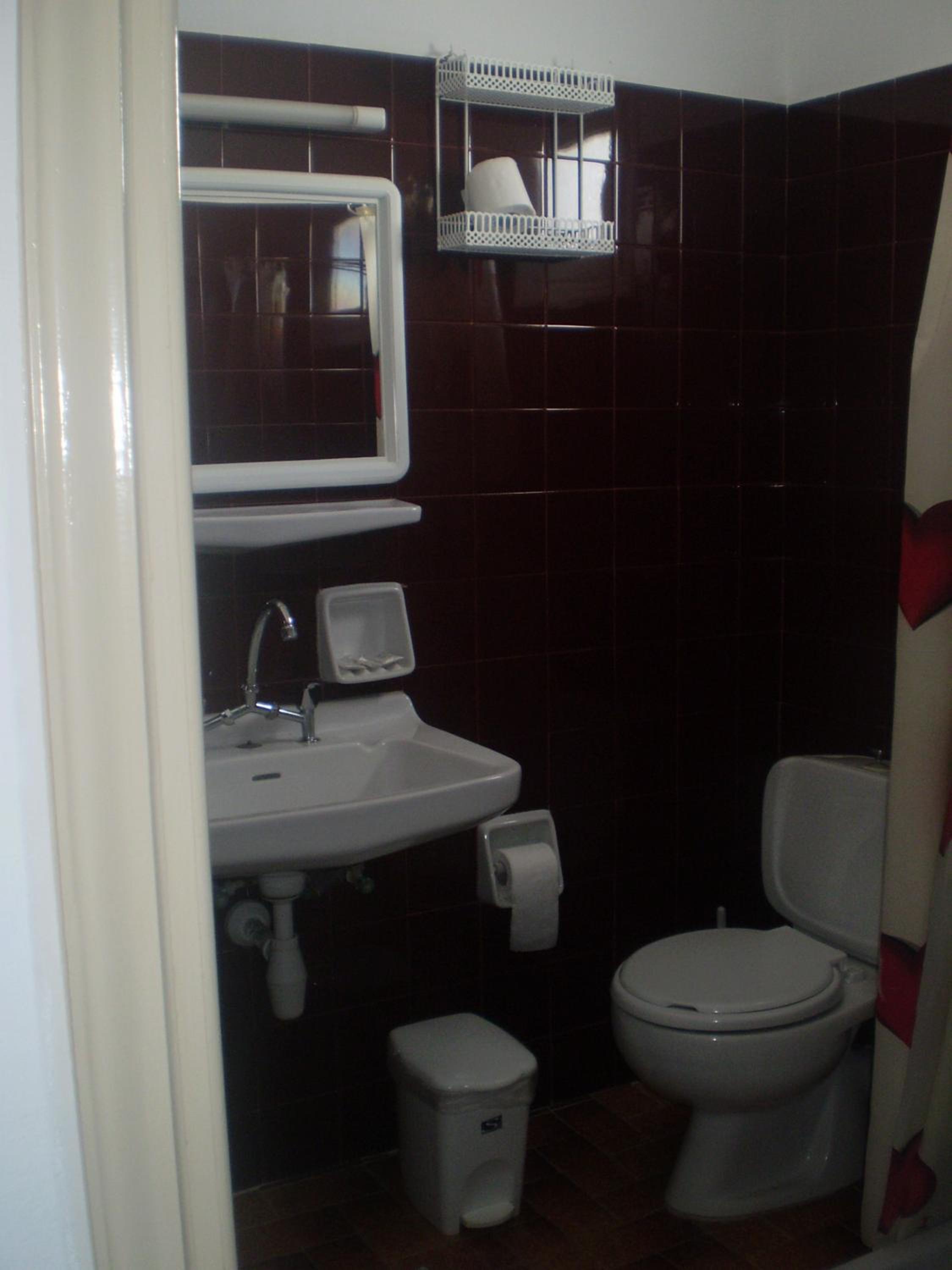 Economy Twin Room - Photo 2