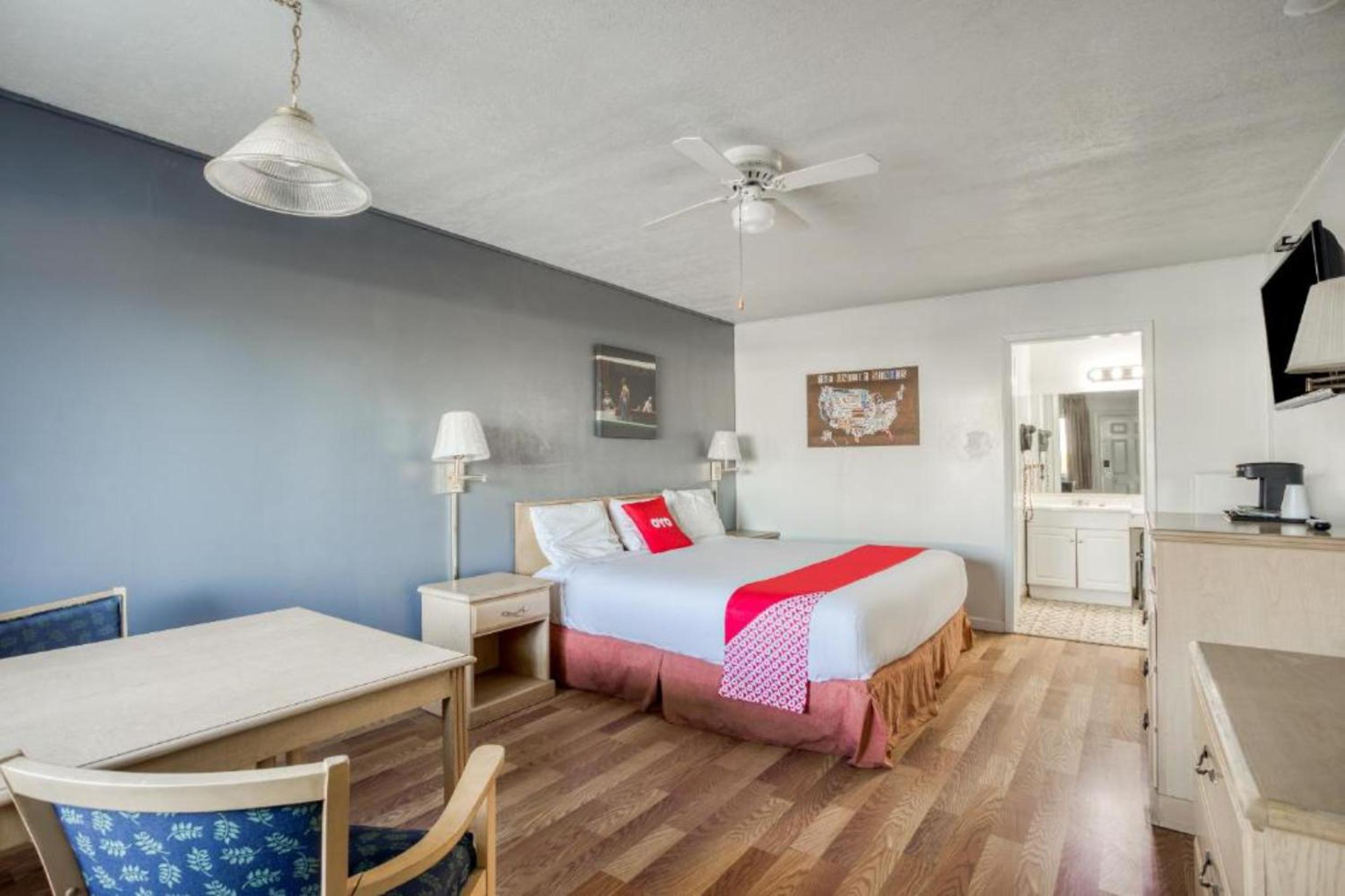 Premium King Bed with Kitchenette photo 3