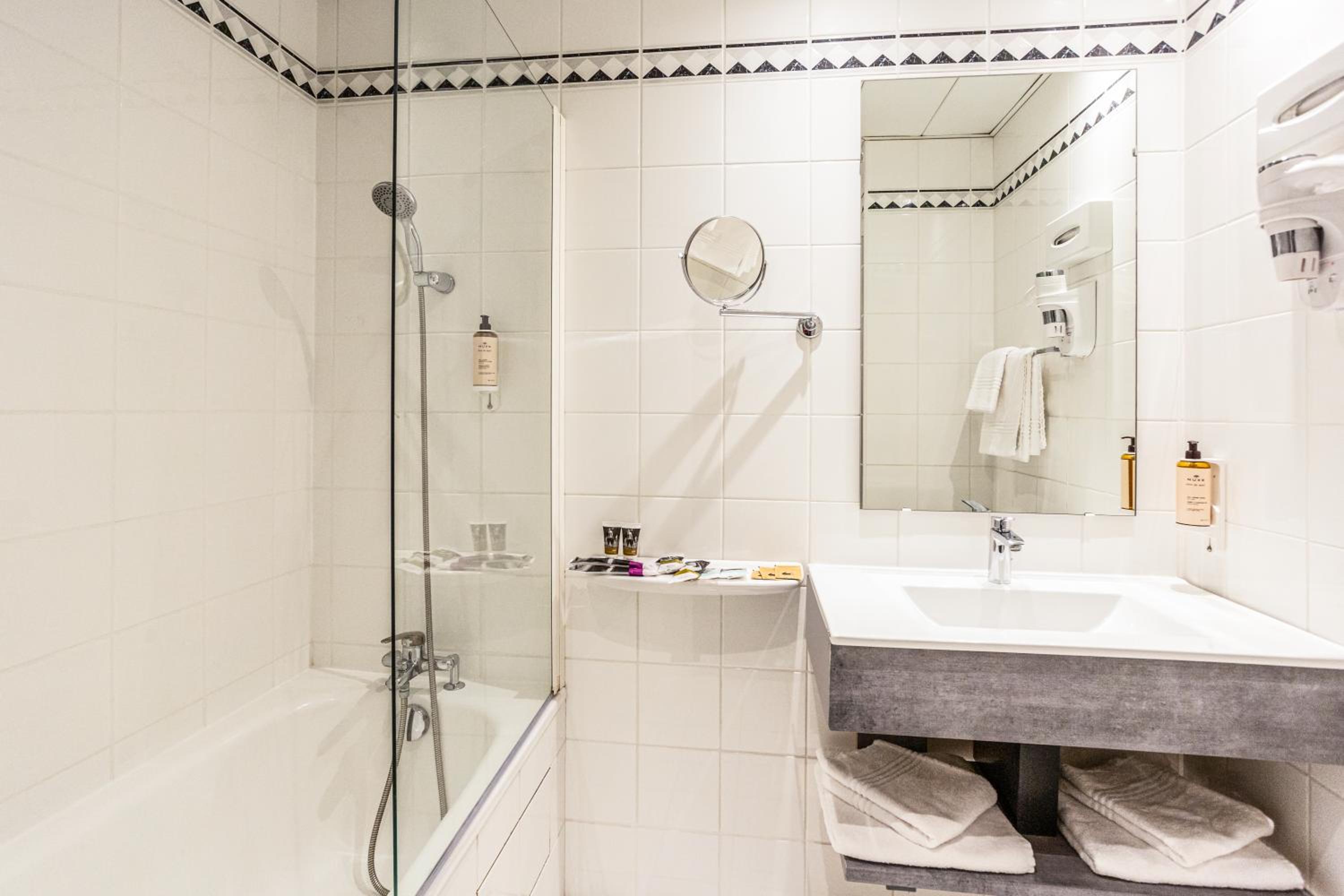 Standard Twin Room - Photo 6