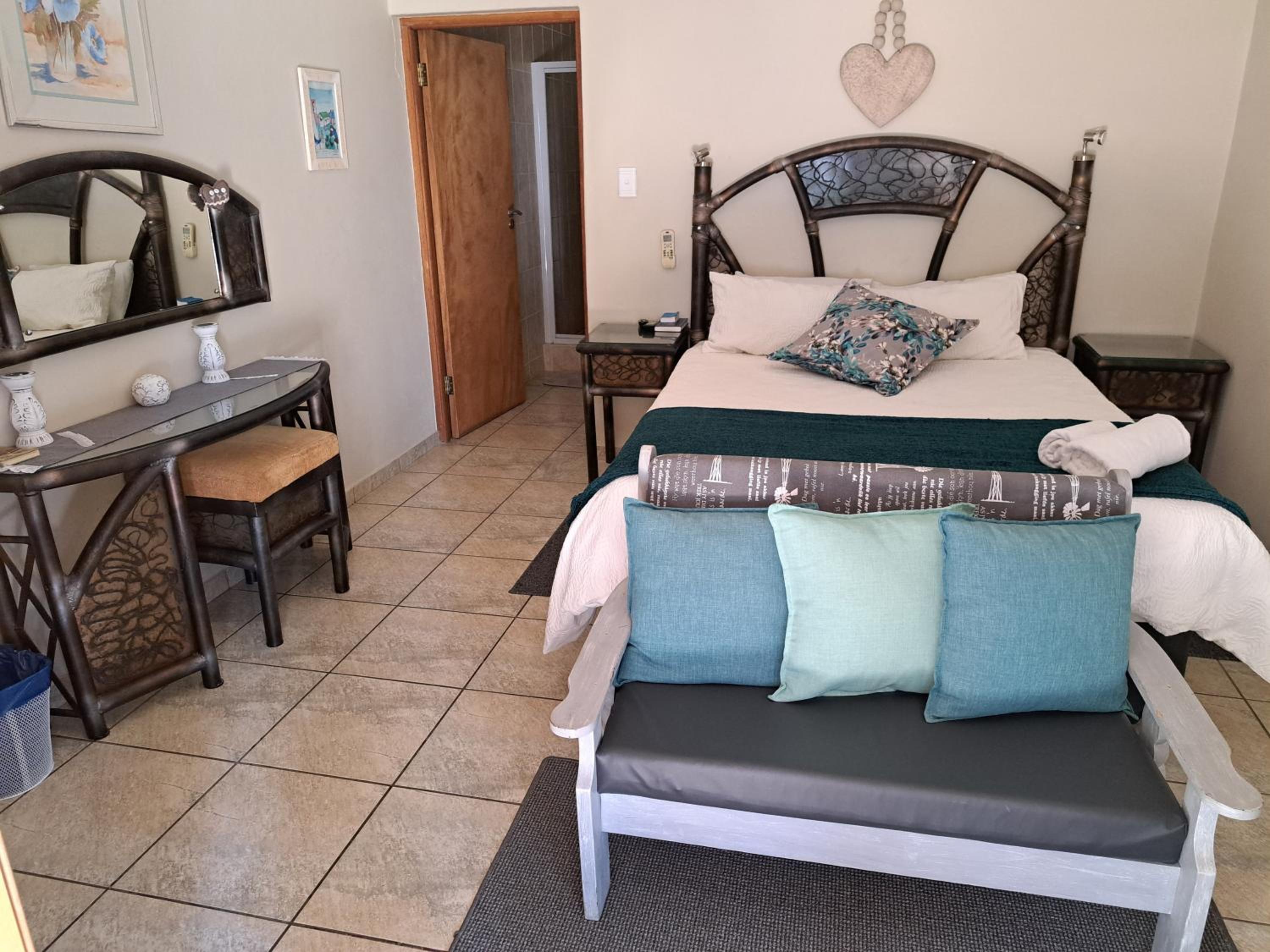 Deluxe Queen Room - Photo 9