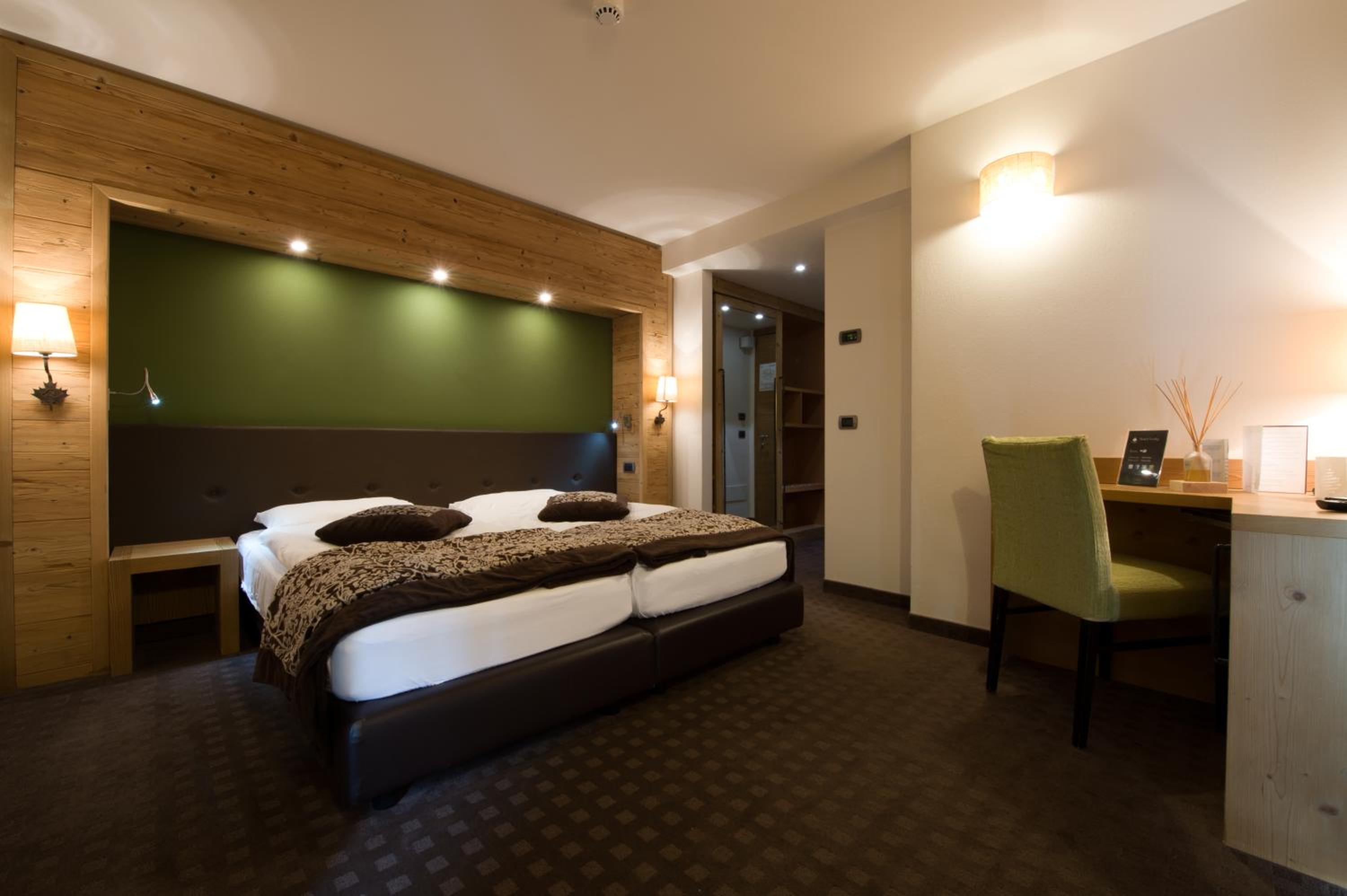Superior Double Room with Balcony - Photo 2