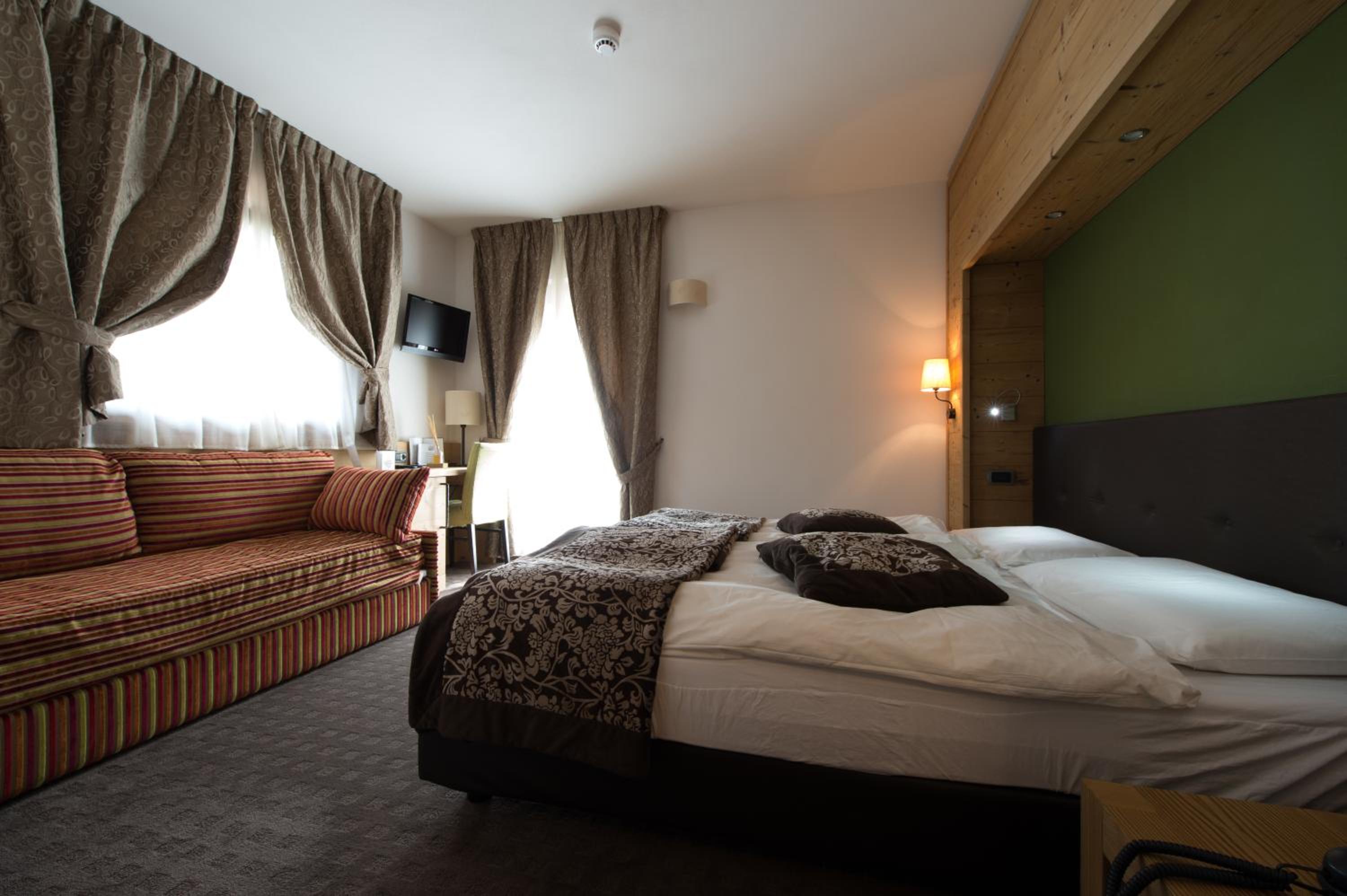 Superior Double Room with Balcony - Photo 9