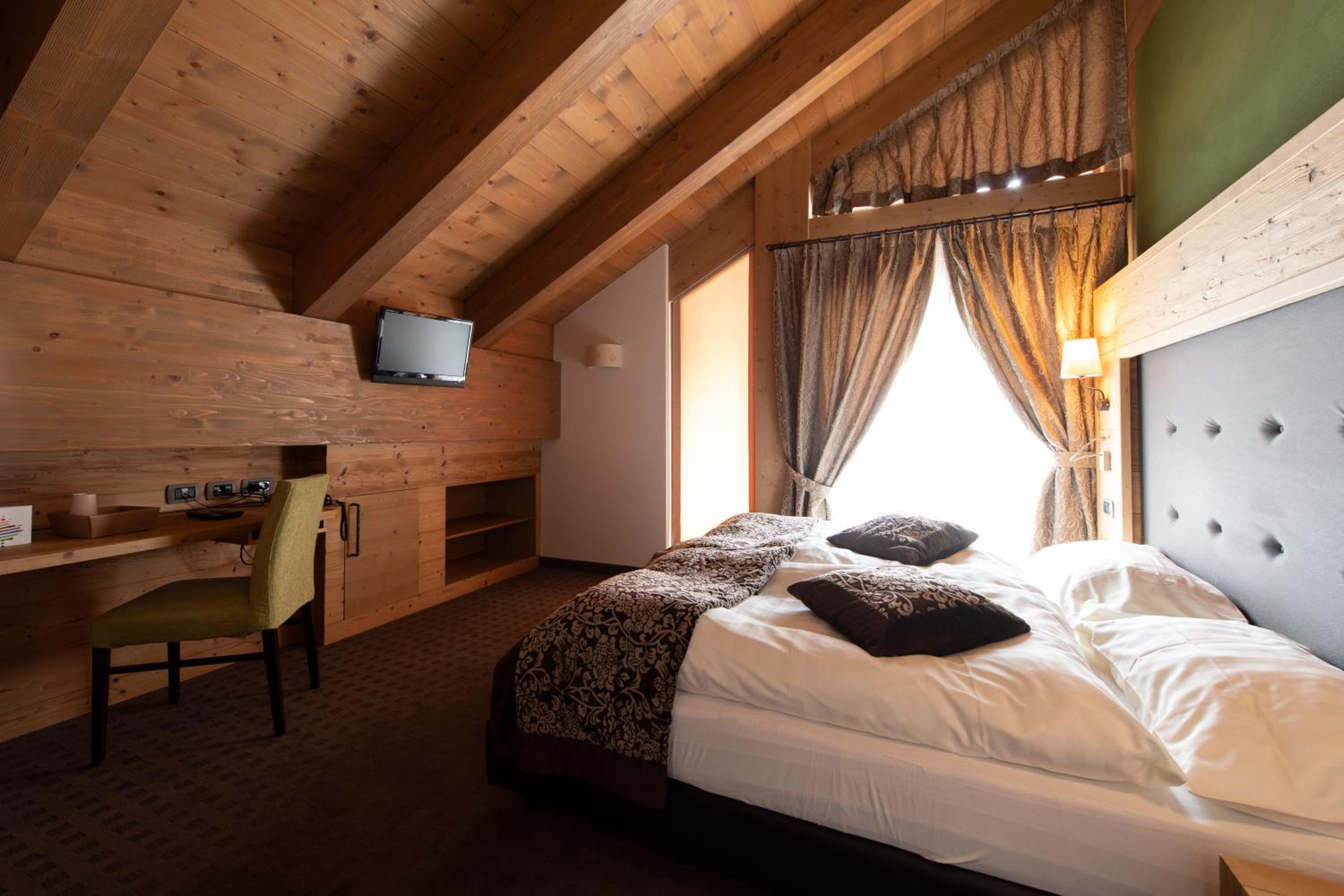 Deluxe Double or Twin Room - Photo 10