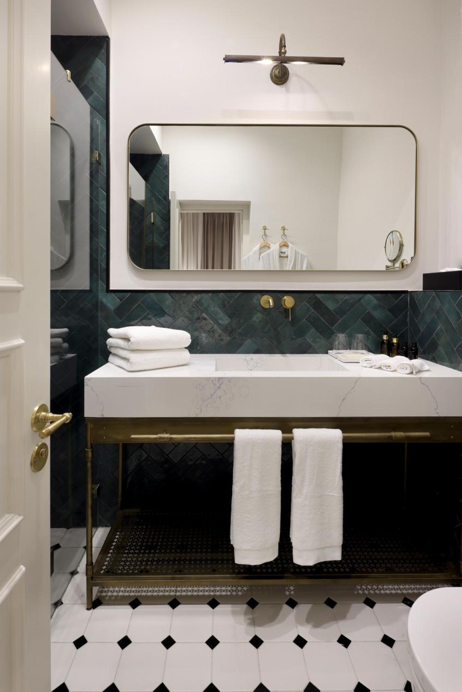 Premium Double Room - Photo 9