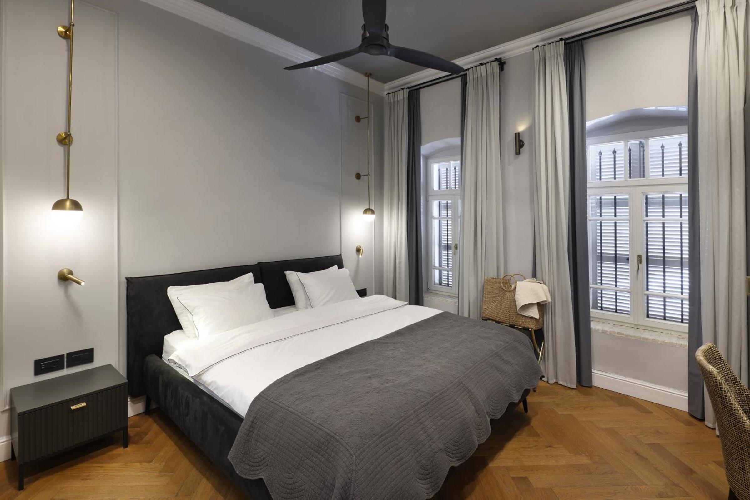 Premium Double Room - Photo 11