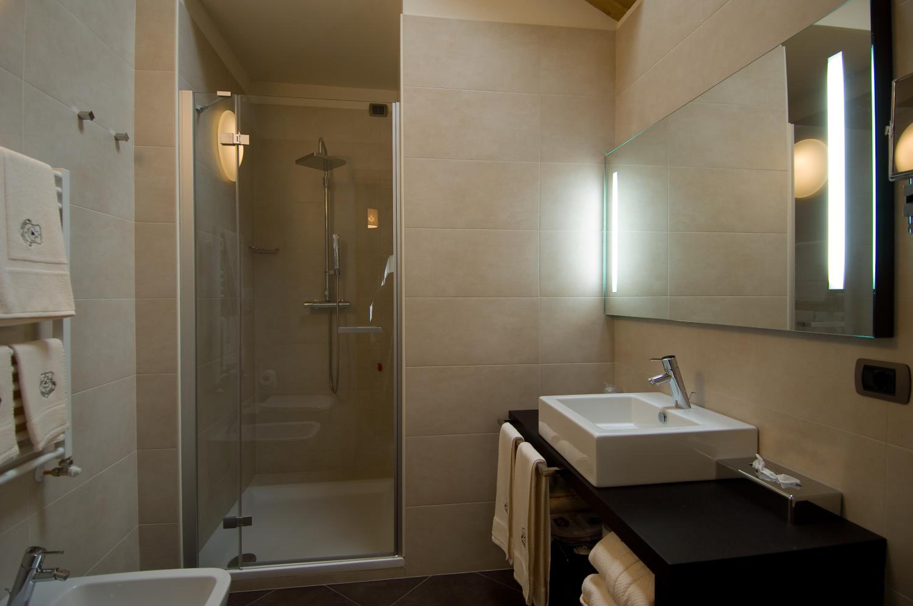 Deluxe Double or Twin Room - Photo 8