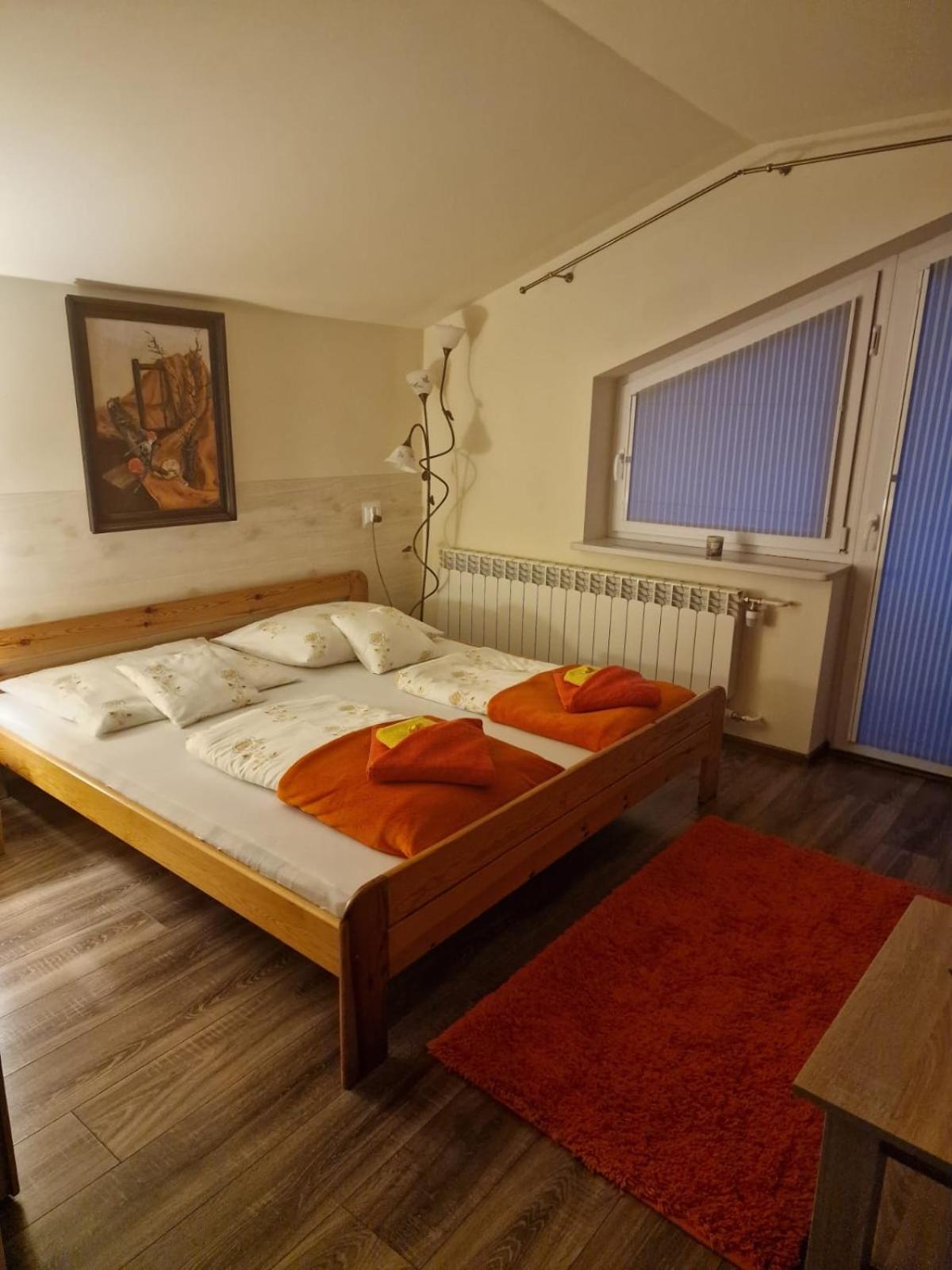 Large Double Room - Photo 1
