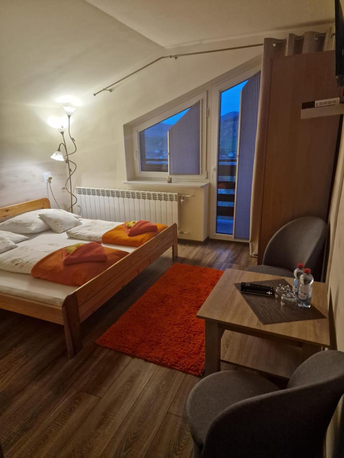 Large Double Room - Photo 6