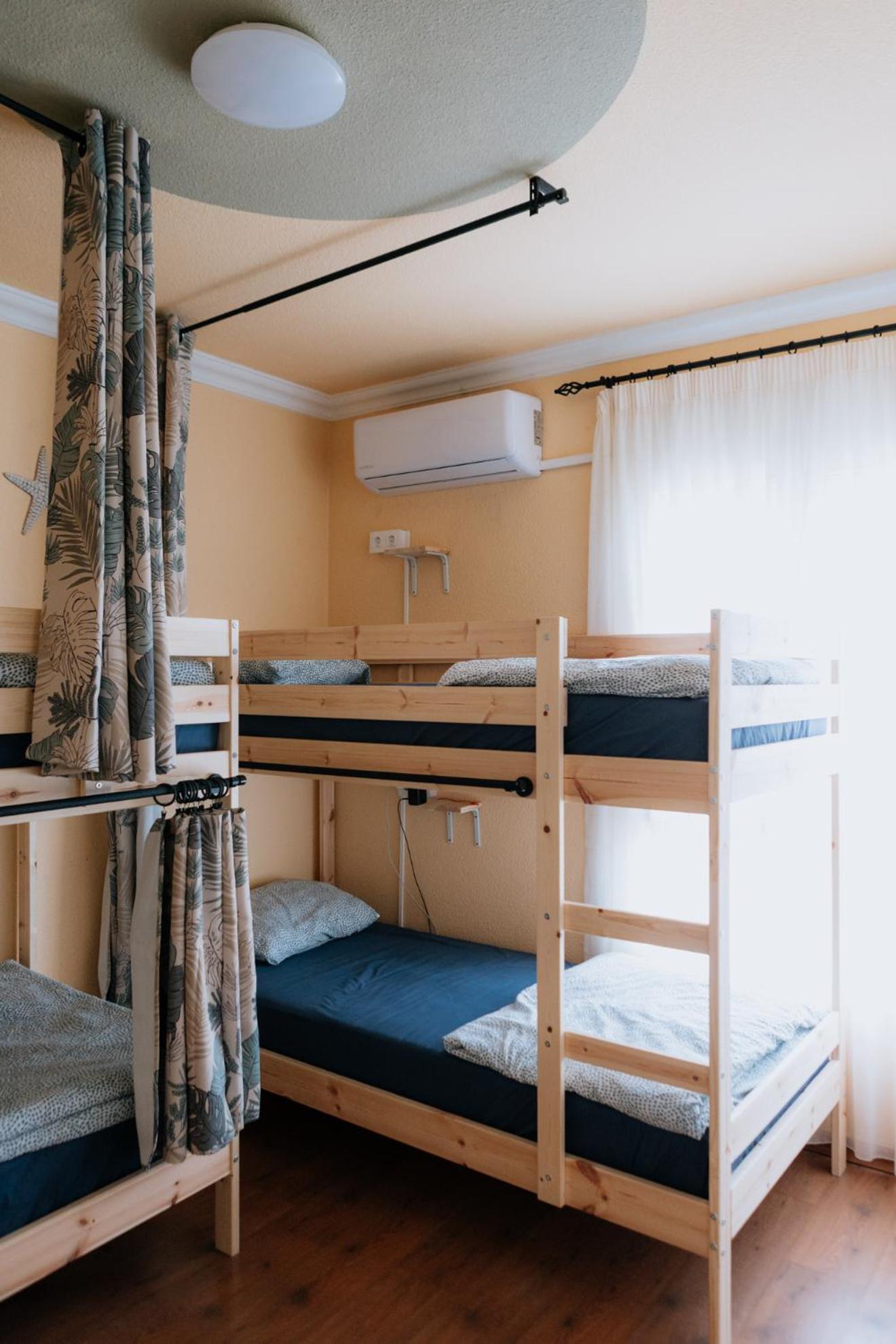 Cama en habitación compartida de 4 camas para mujeres.