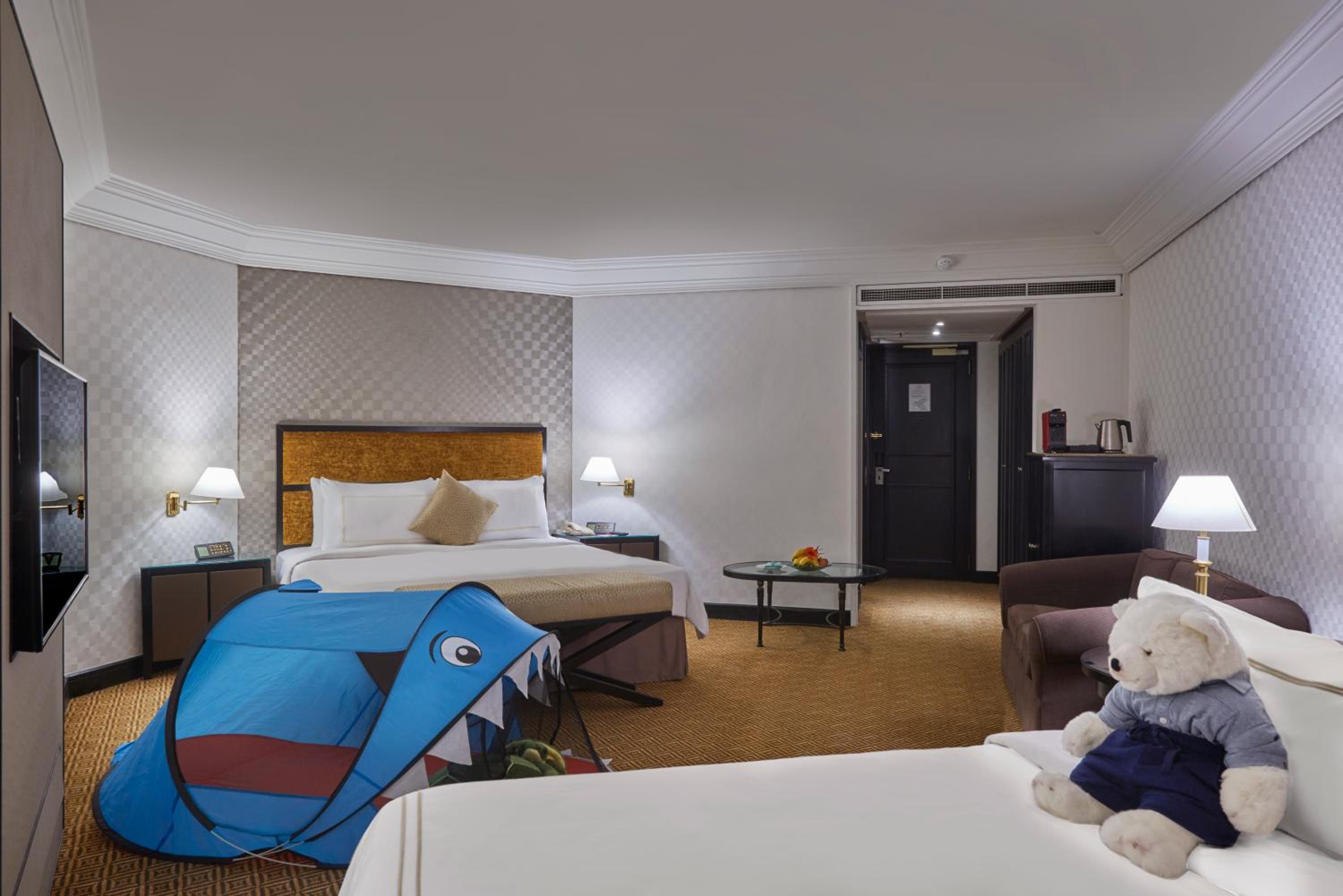 Family Room with One King and Single Bed photo 3