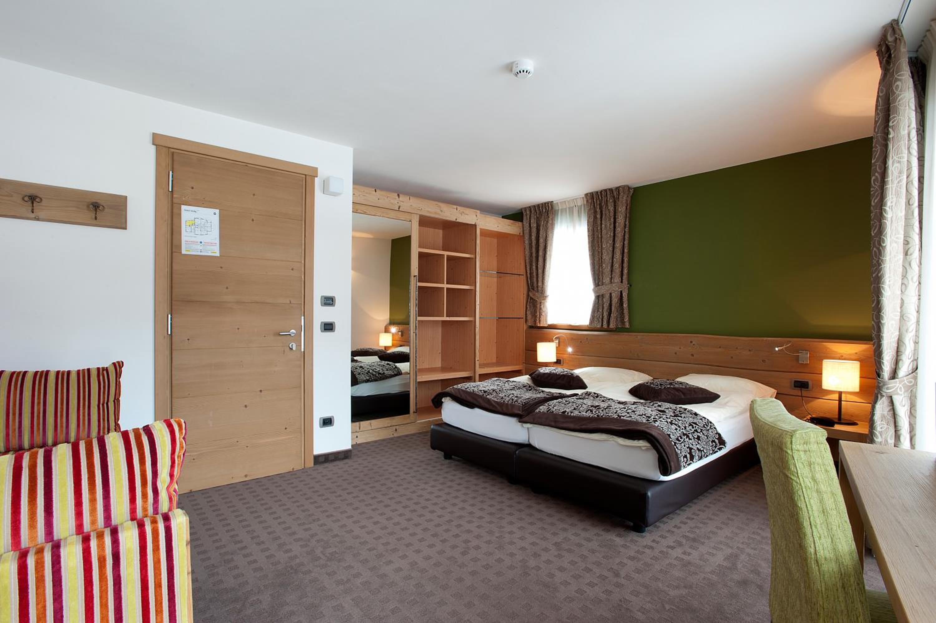 Deluxe Double Room with Balcony - Photo 3