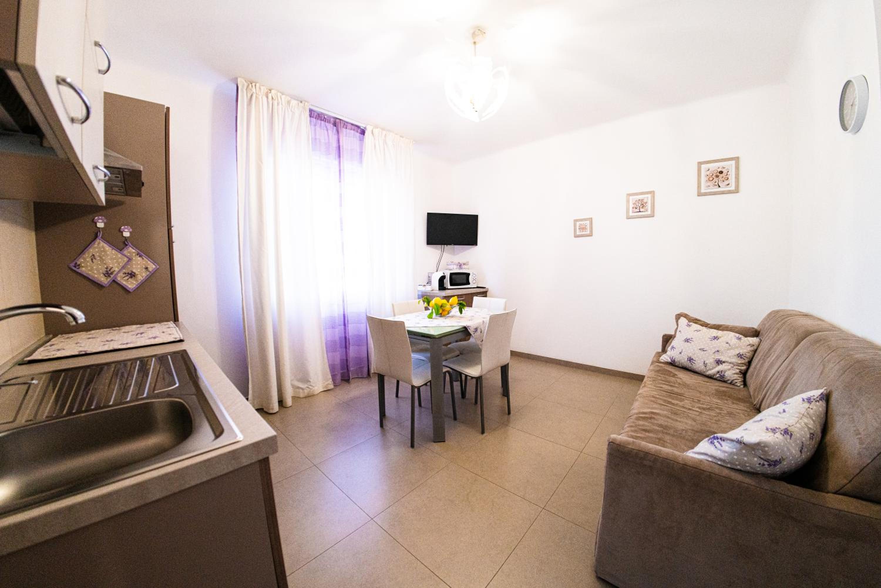 Apartment with Balcony - Photo 10