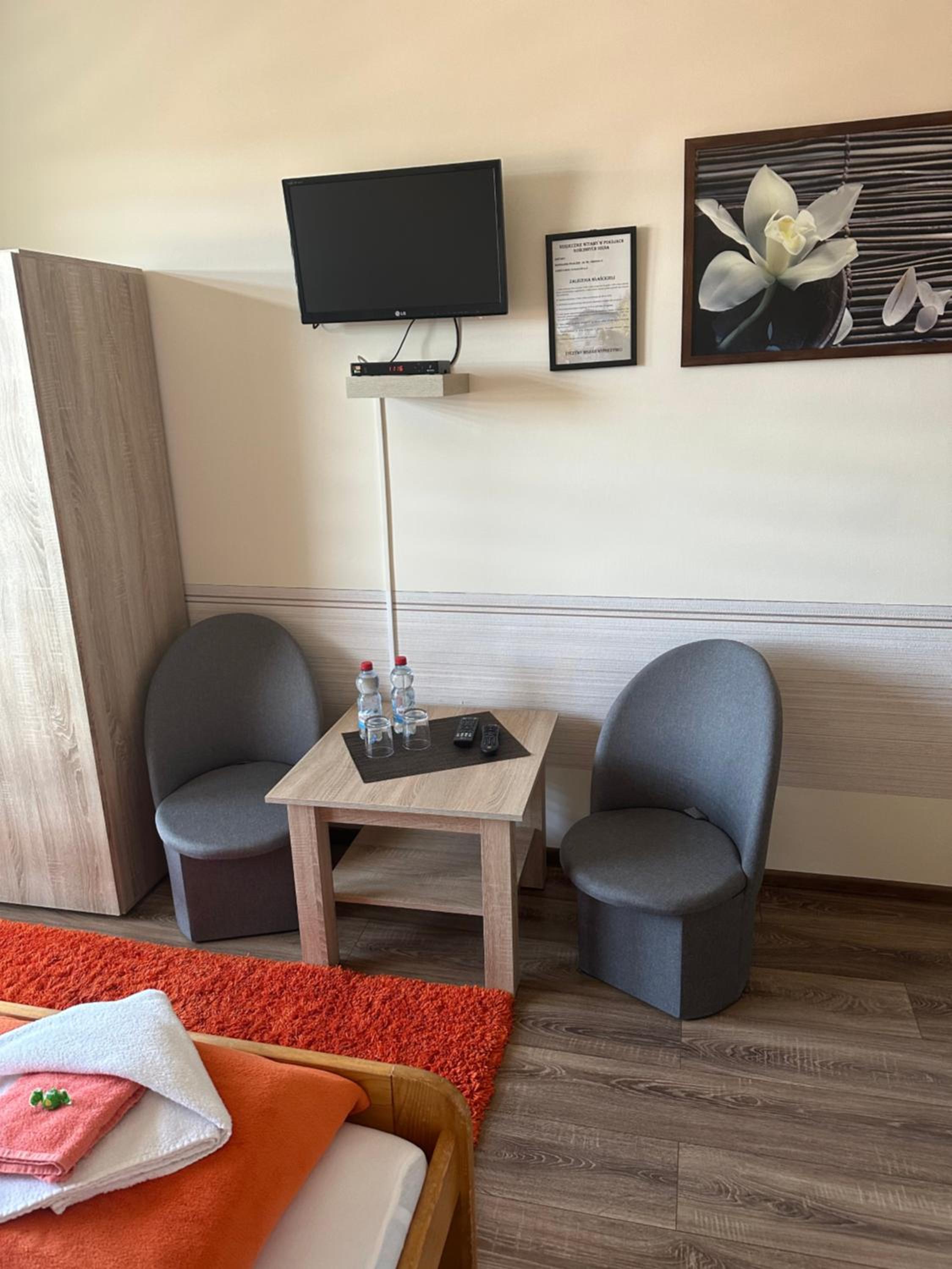 Double Room with Balcony - Photo 6