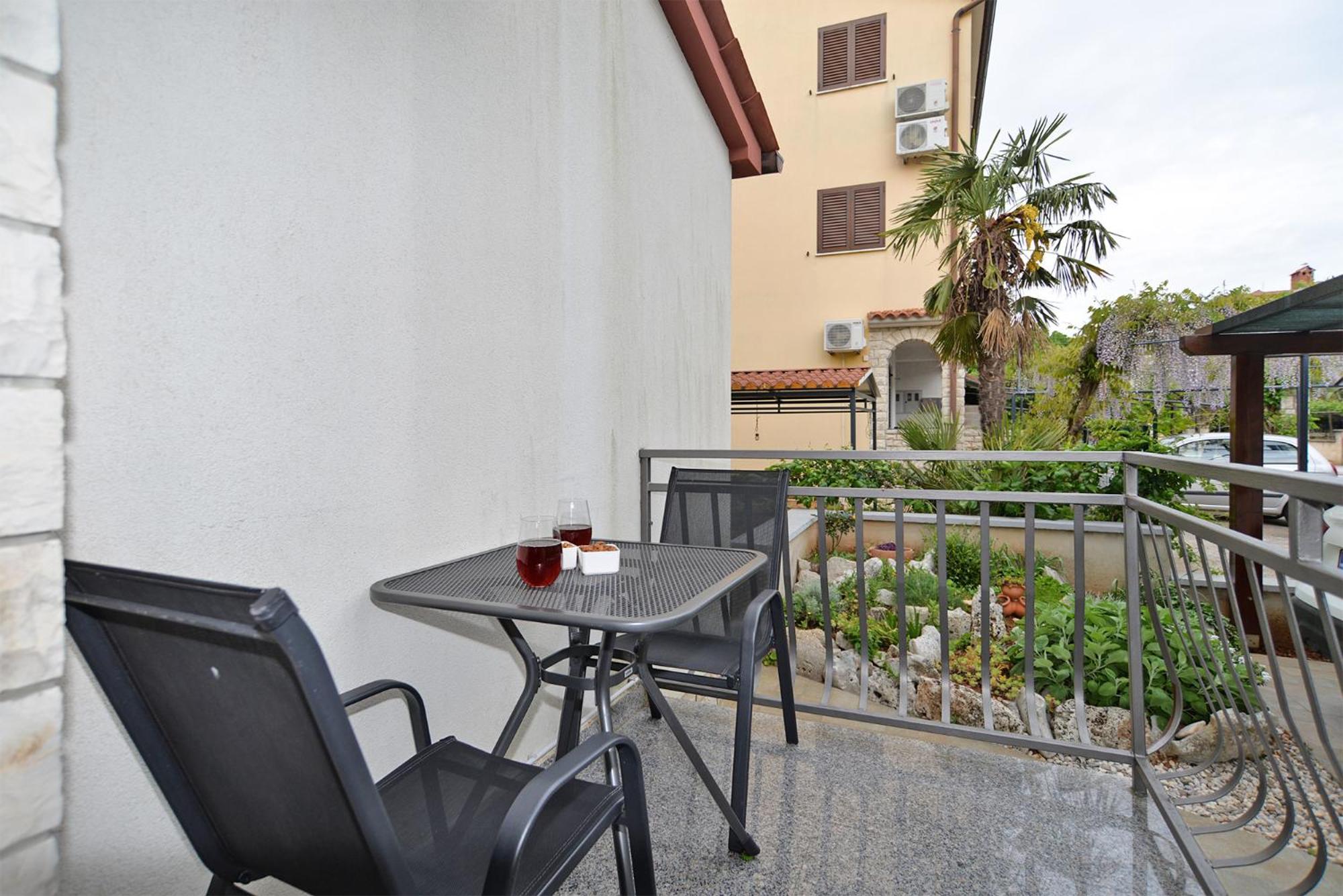 Apartment photo 2