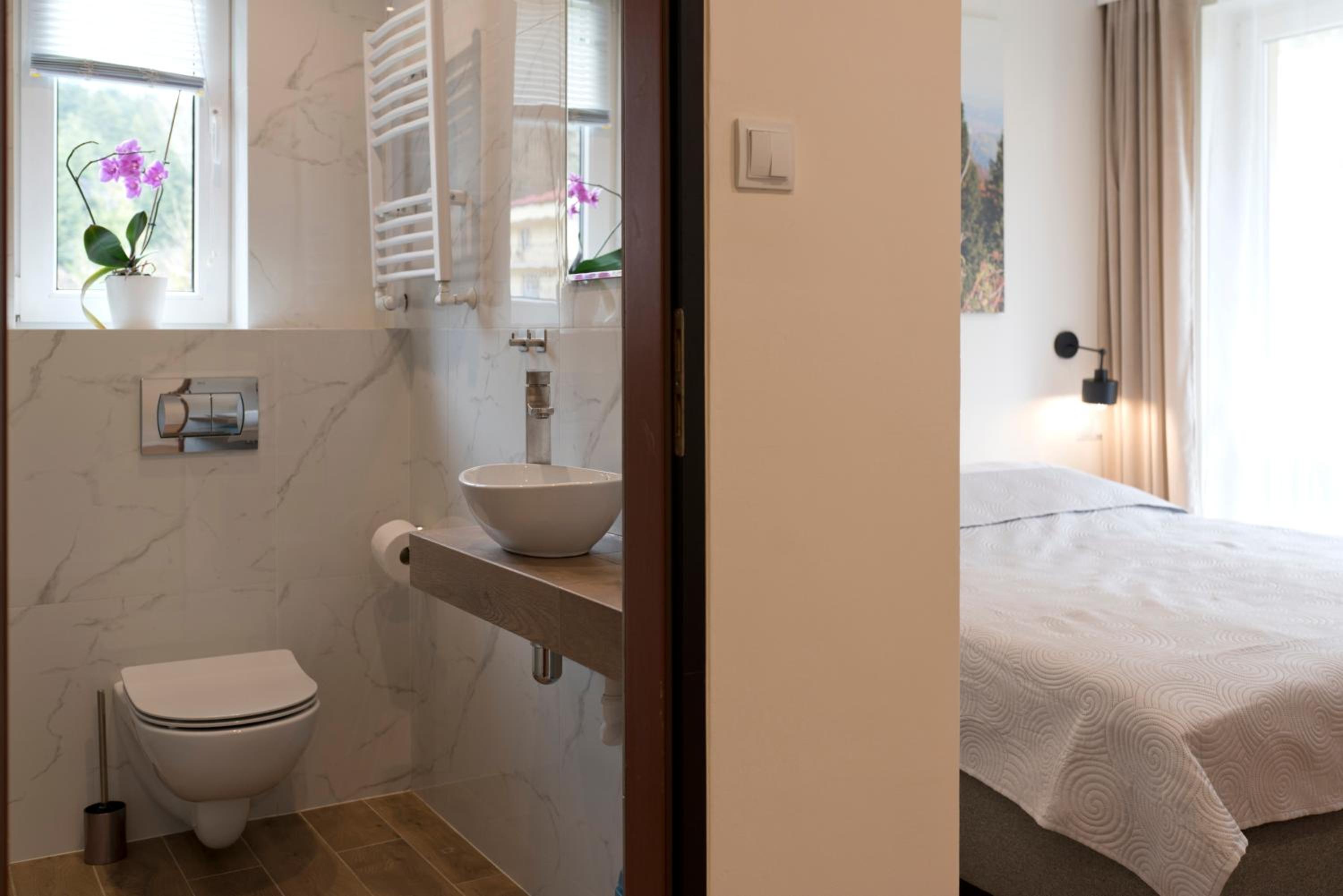 Twin Room with Private Bathroom photo 3