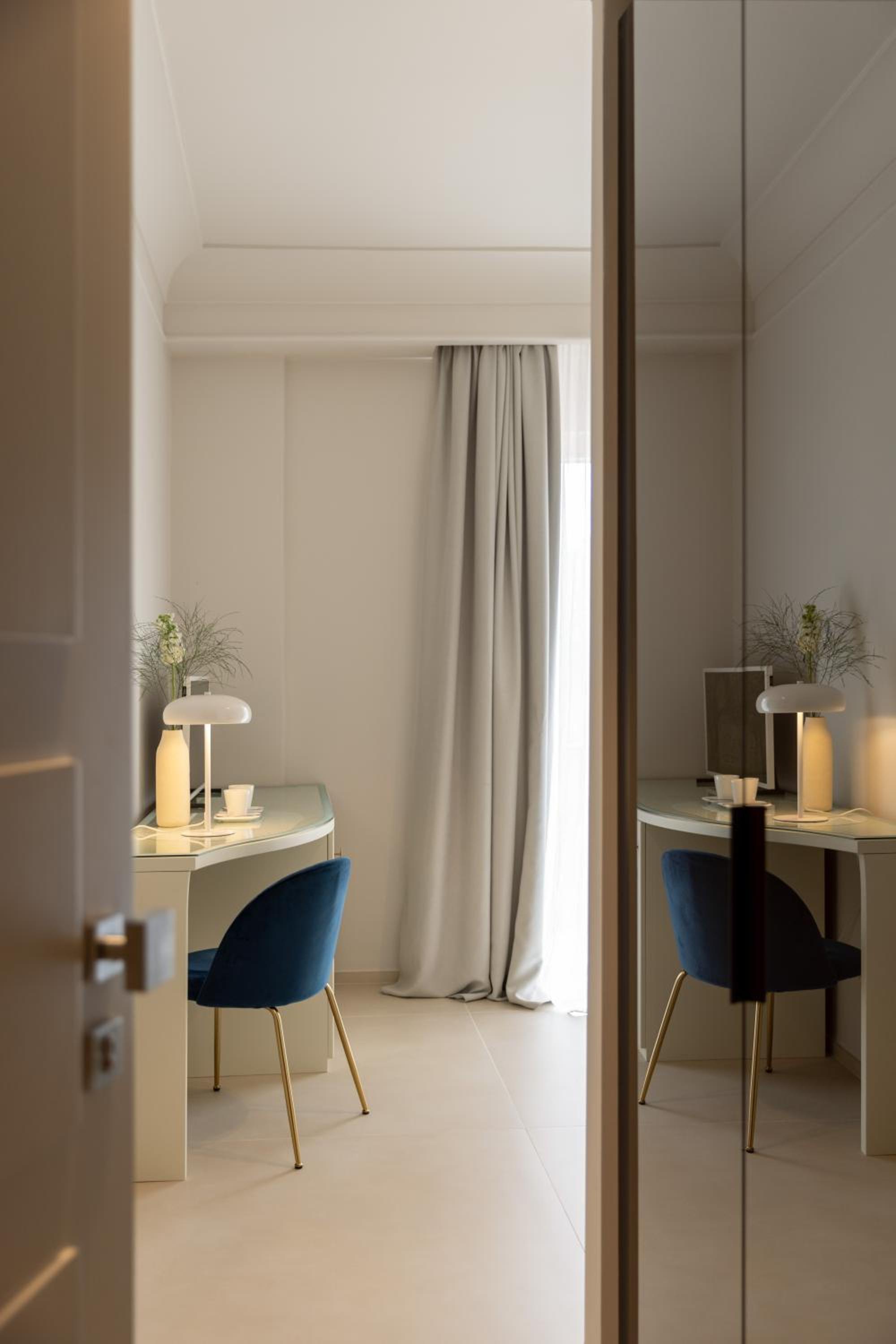 Superior Double Room with Partial Sea View - Photo 9