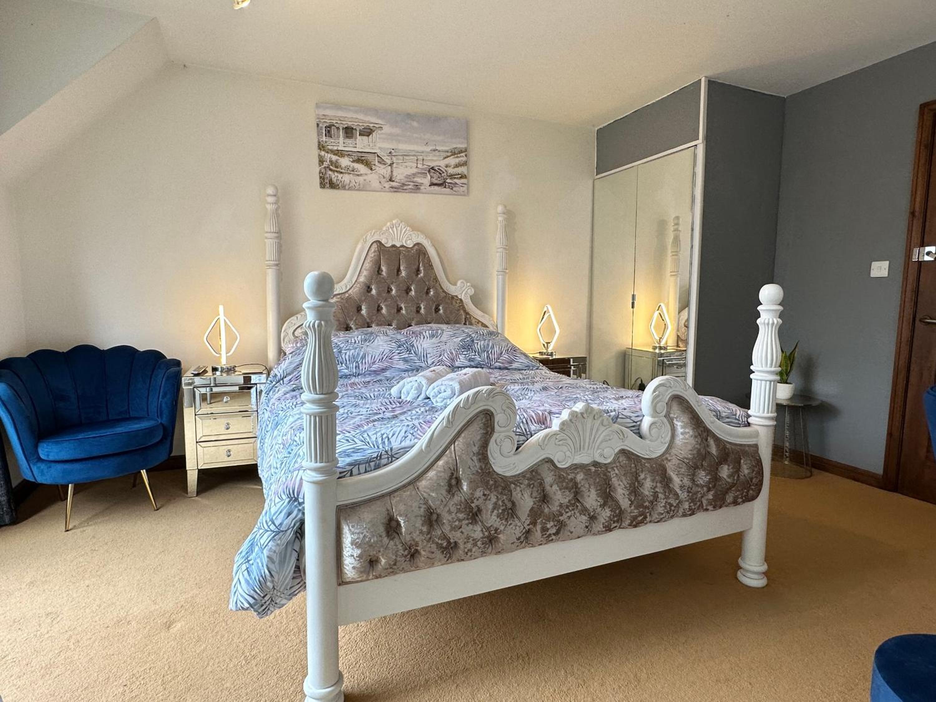 Double Room with Balcony - Photo 9
