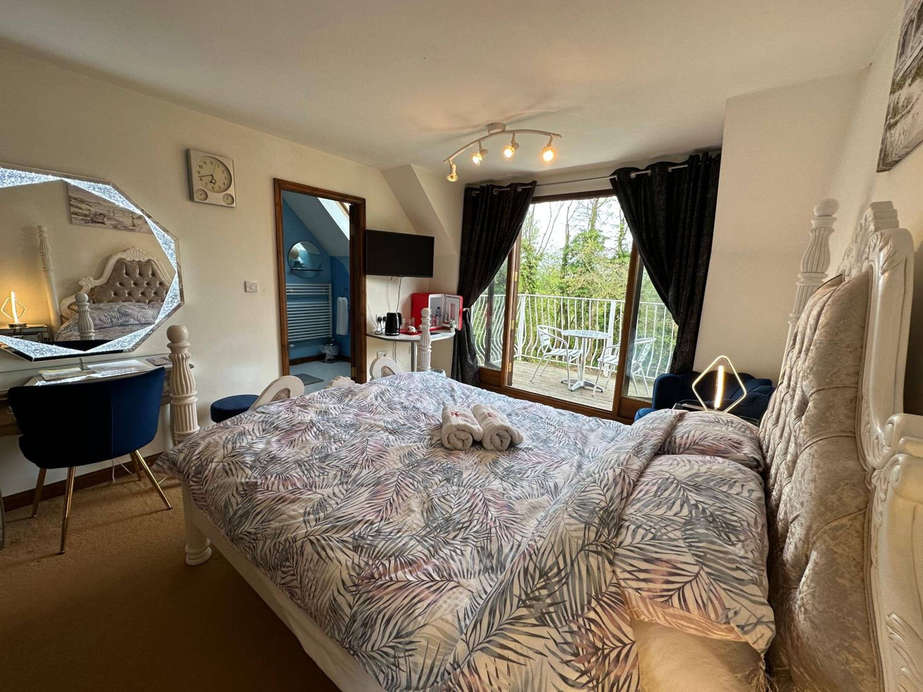 Double Room with Balcony - Photo 3