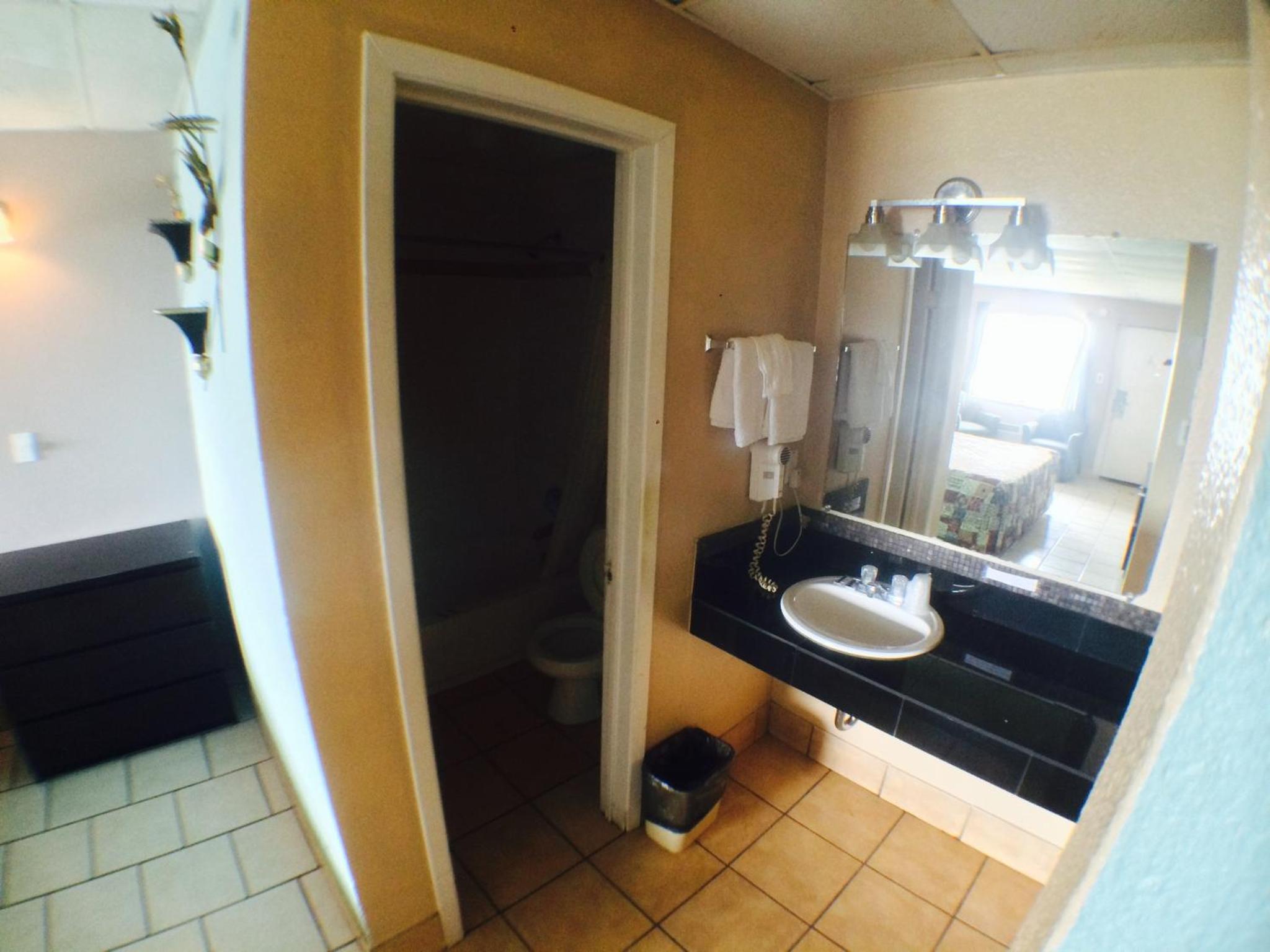 Standard Queen Room - Photo 6