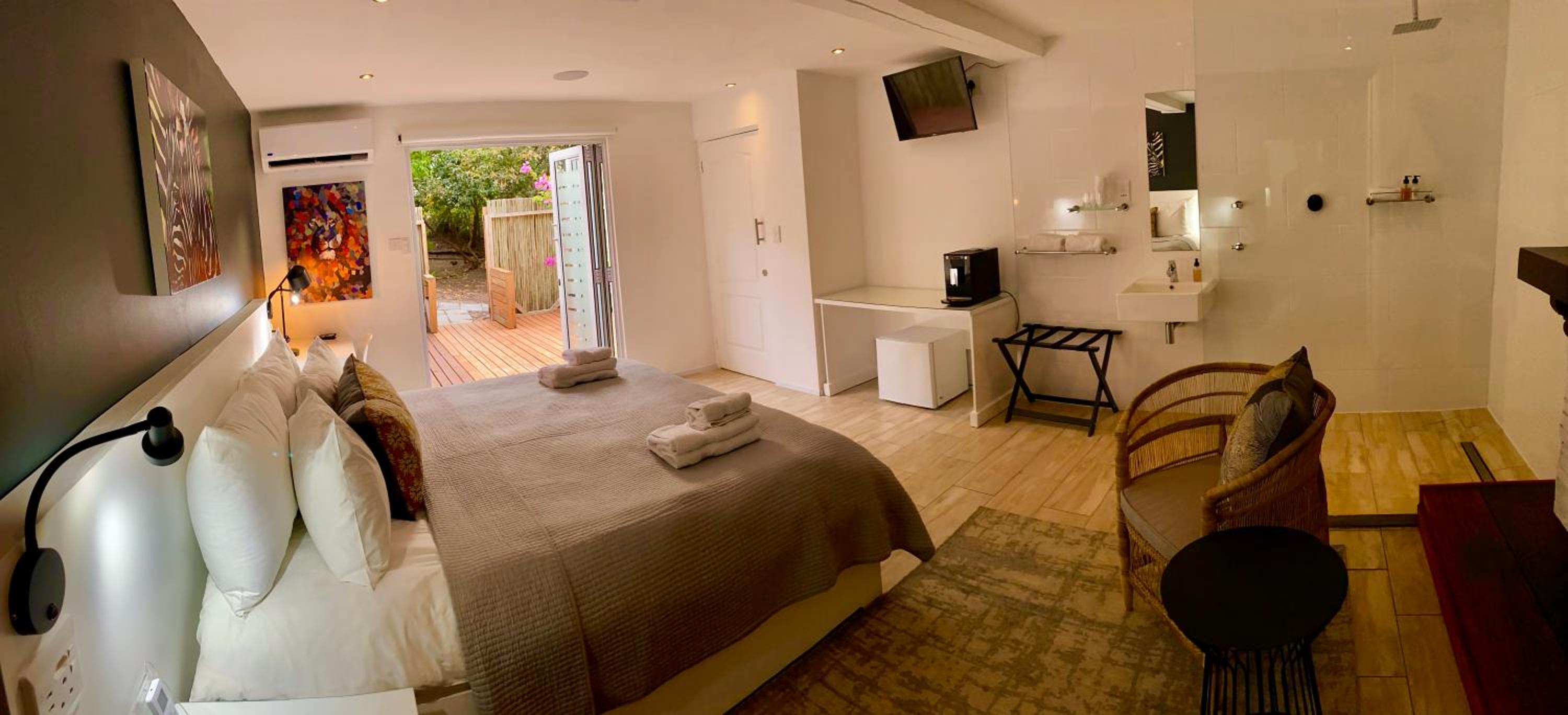 Luxury Room with Private Patio photo 2