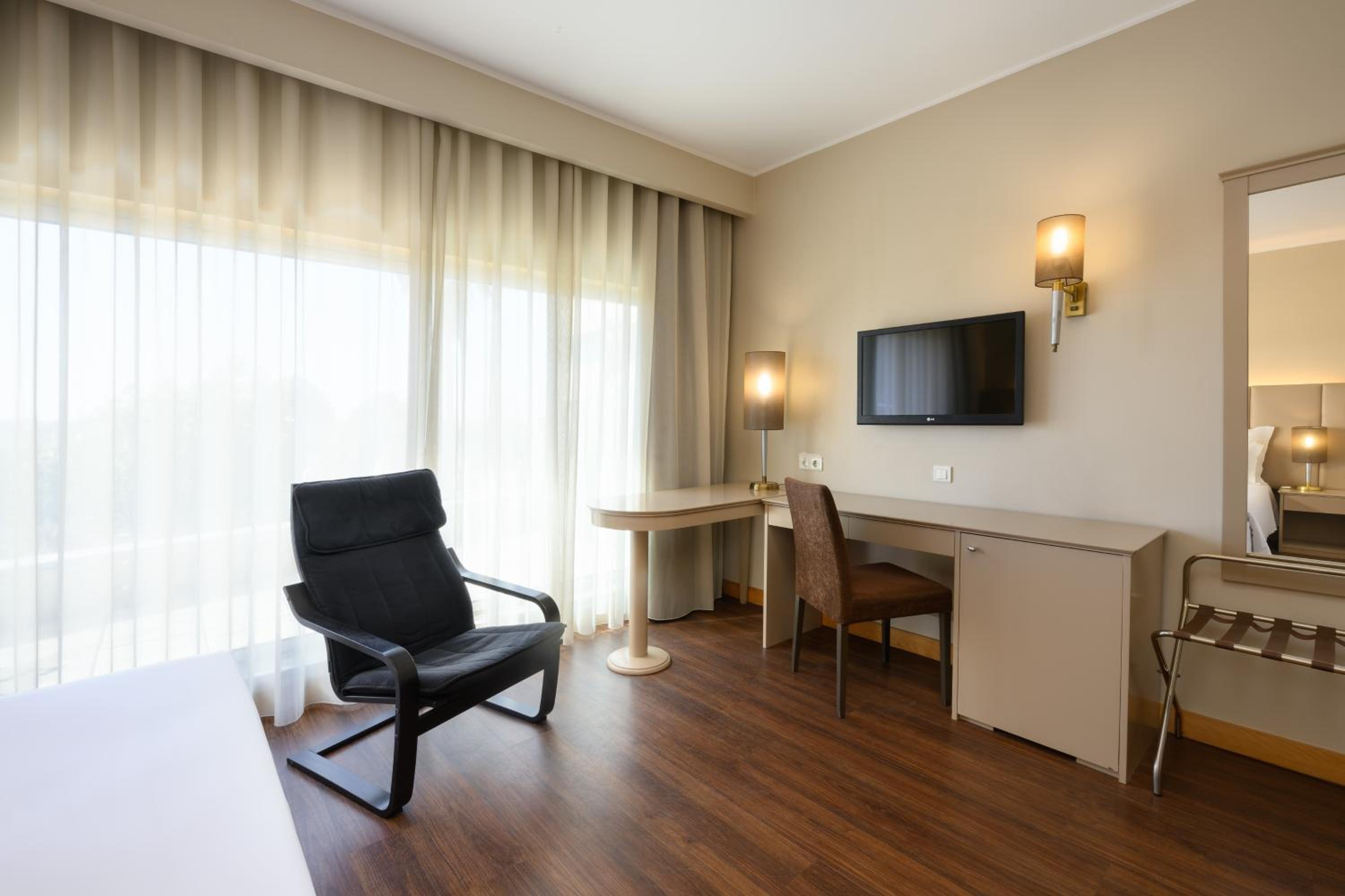 Premium Double Room with Pool View - Non-Smoking - Photo 8