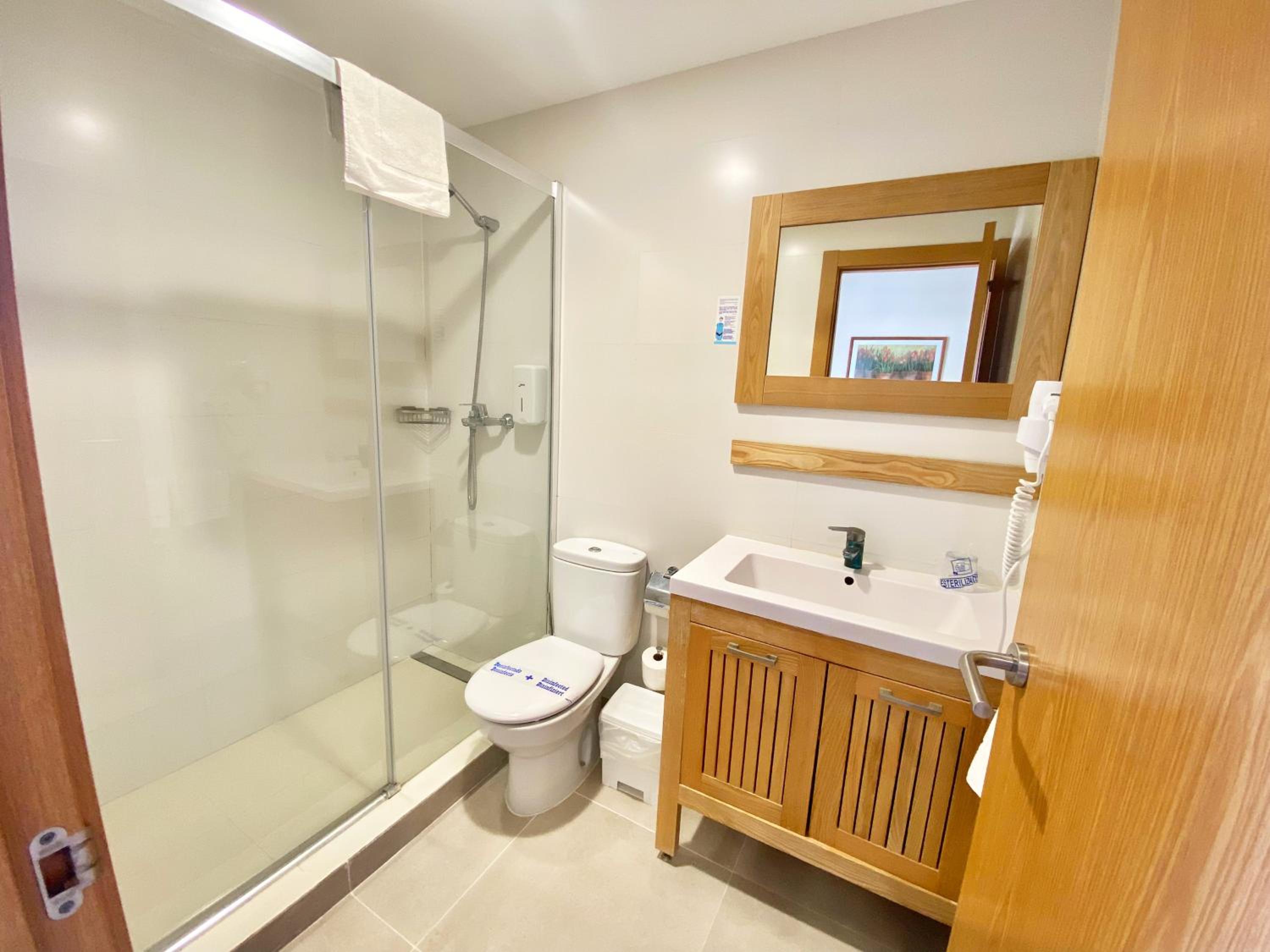 Double Room with Balcony - Photo 4