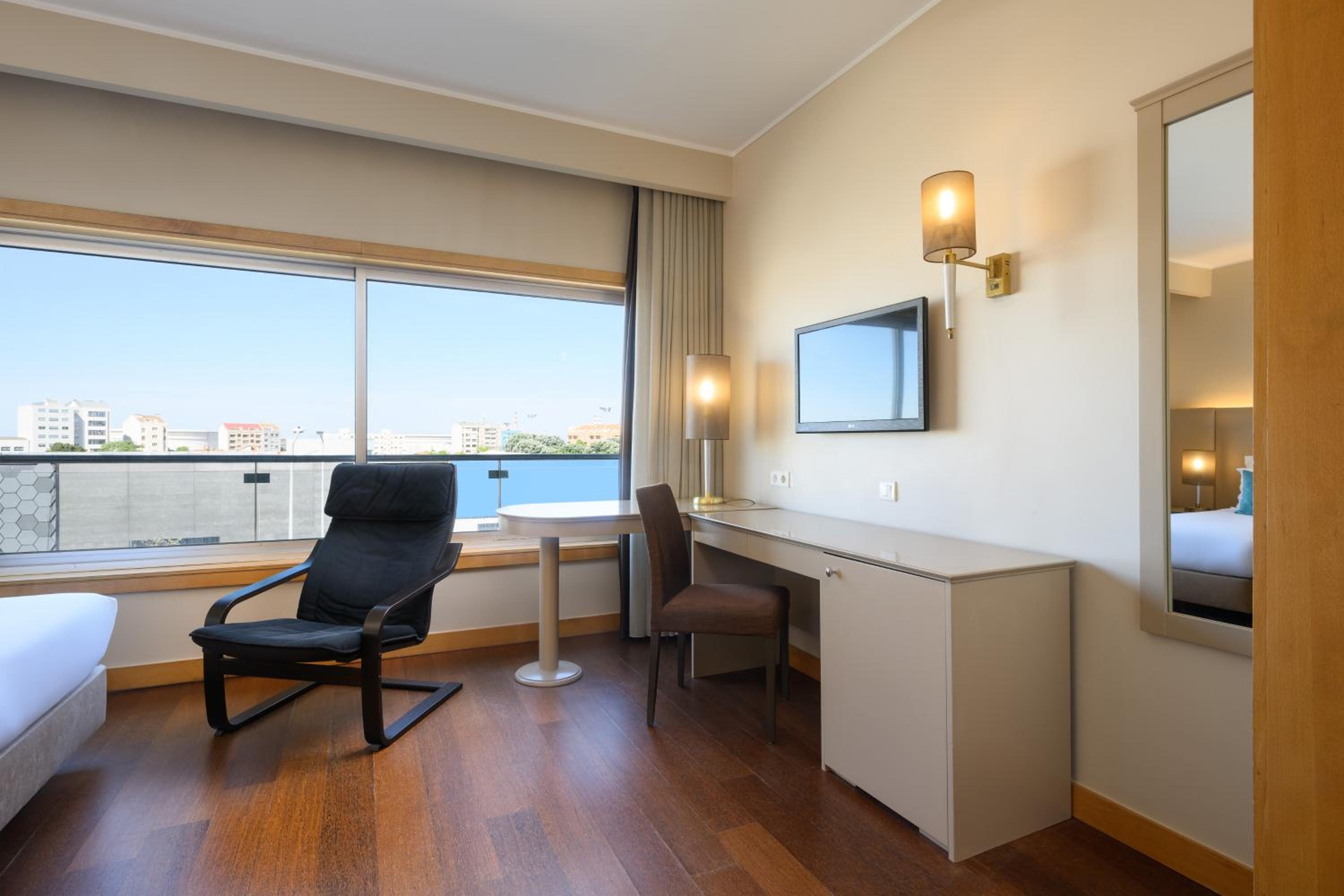 Deluxe Twin Room - Non-Smoking - Photo 2