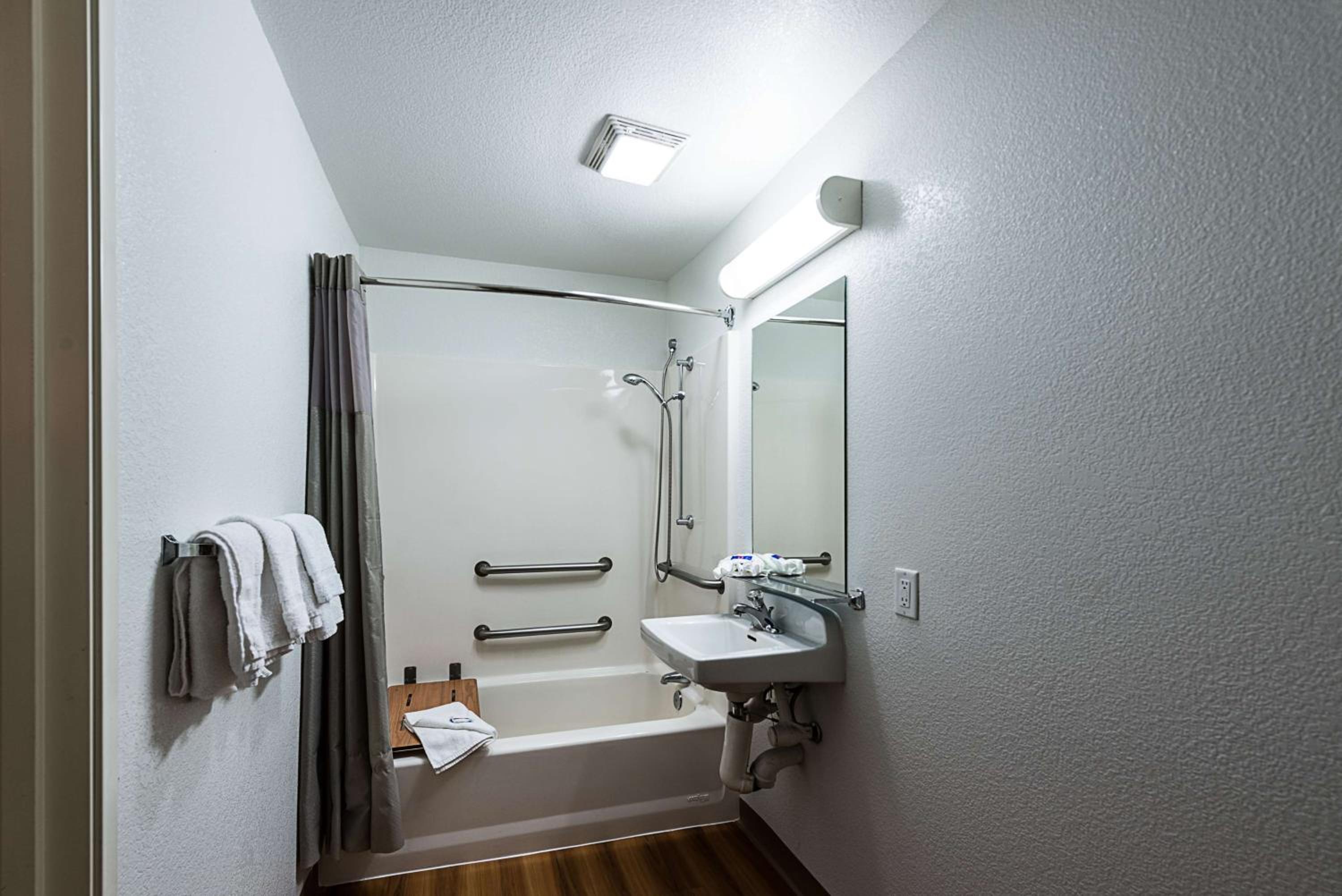 Quadruple Room - Disability Access photo 2
