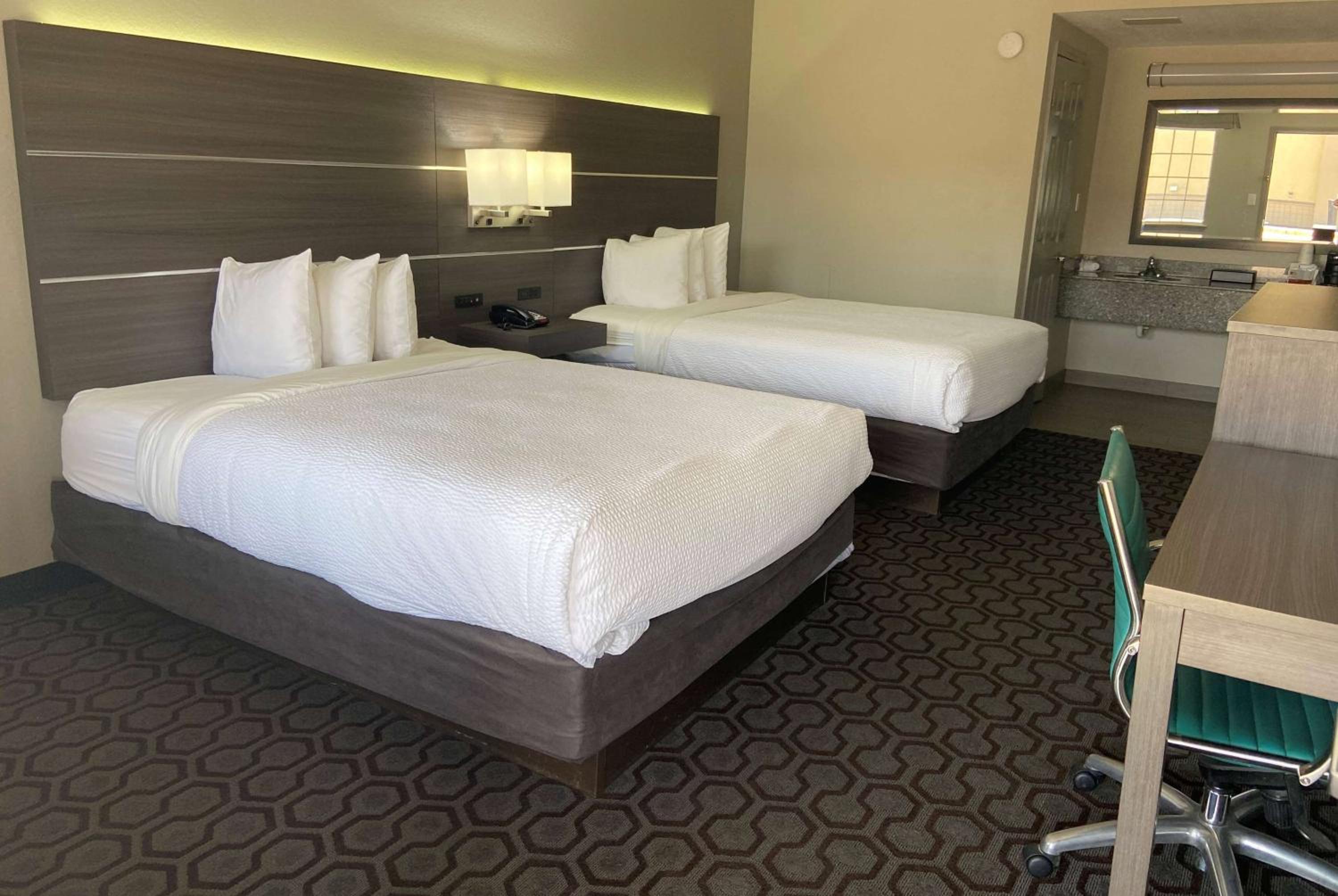 Queen Room with Two Queen Beds - Non-Smoking - Photo 1
