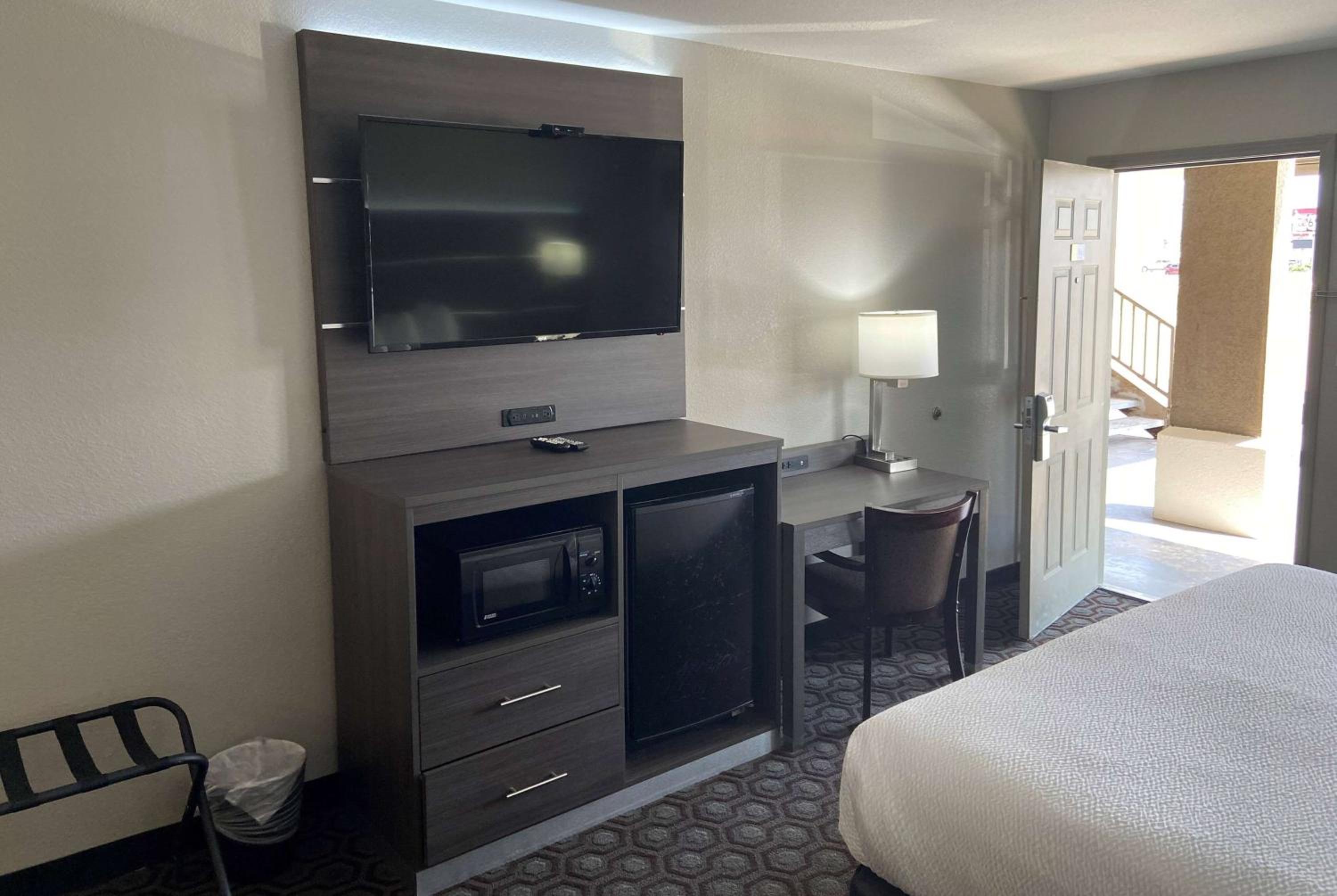 King Room - Non-Smoking - Photo 1