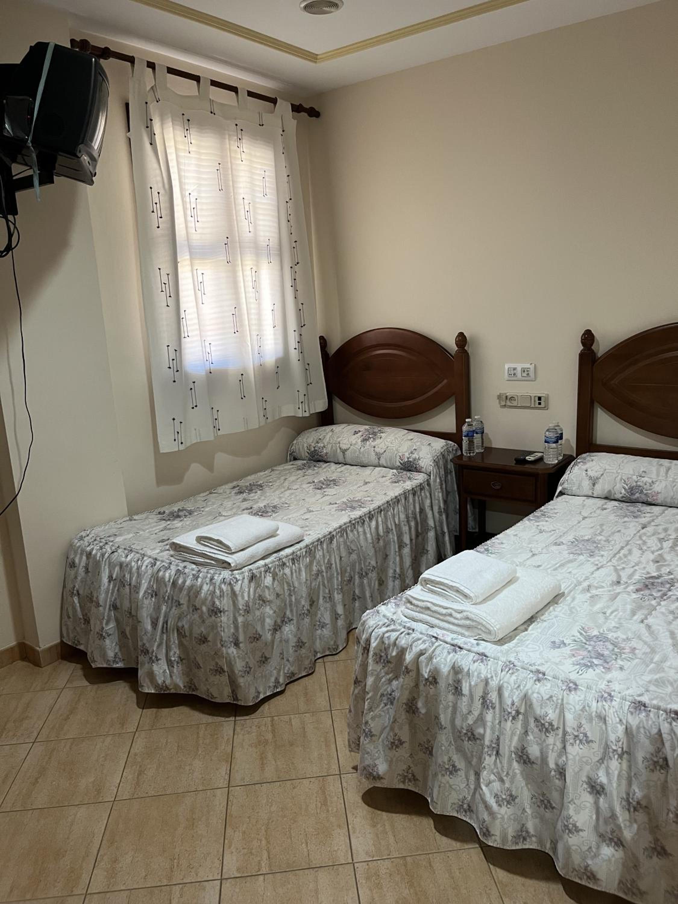 Twin Room with Private Bathroom photo 3