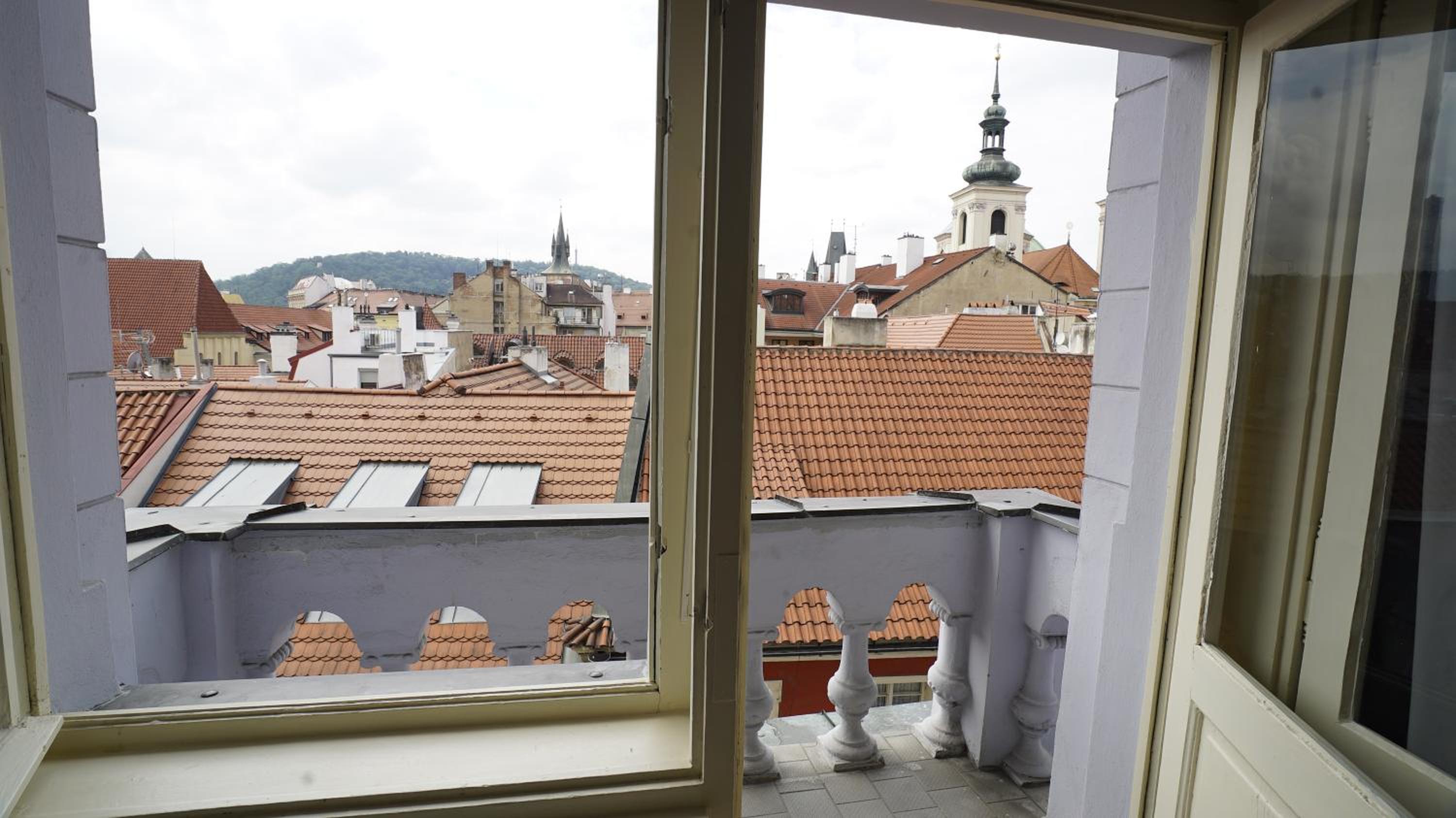 Studio with Balcony thumbnail 6