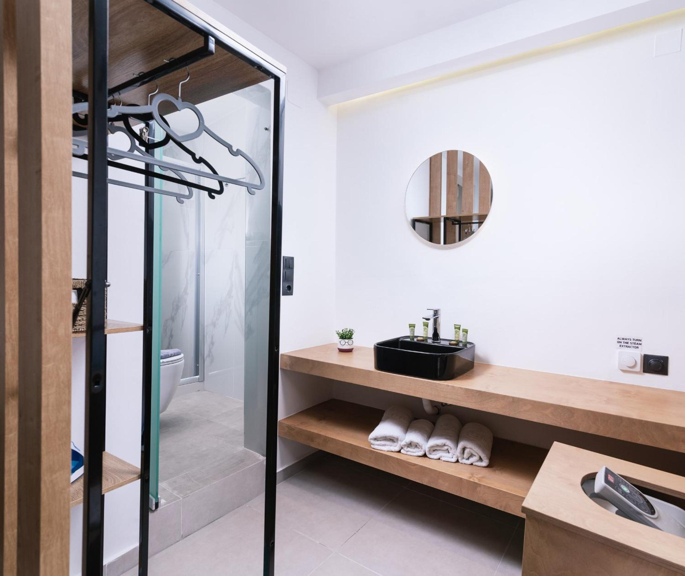 Suite with Hot Tub - Photo 6