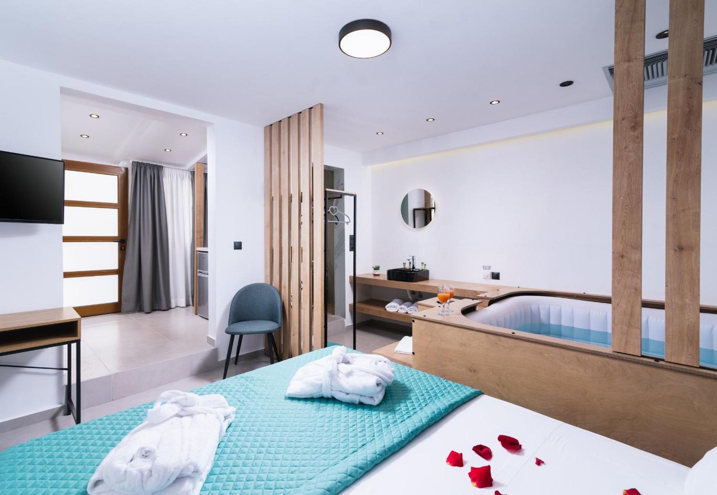 Suite with Hot Tub - Photo 2
