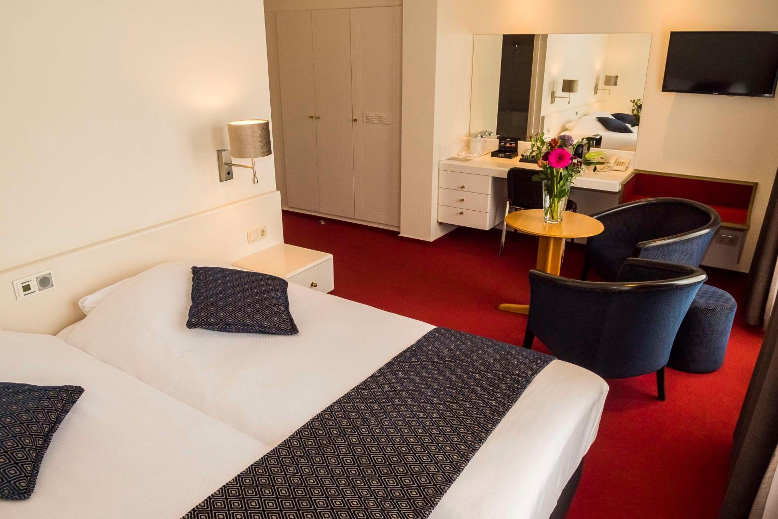 Junior Suite with Two Single Beds - Non-Smoking photo 1