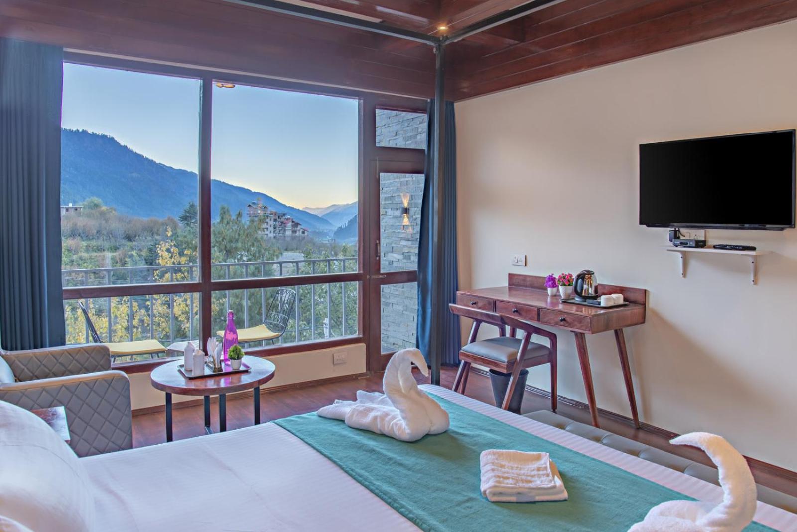Deluxe Double Room with Balcony photo 3
