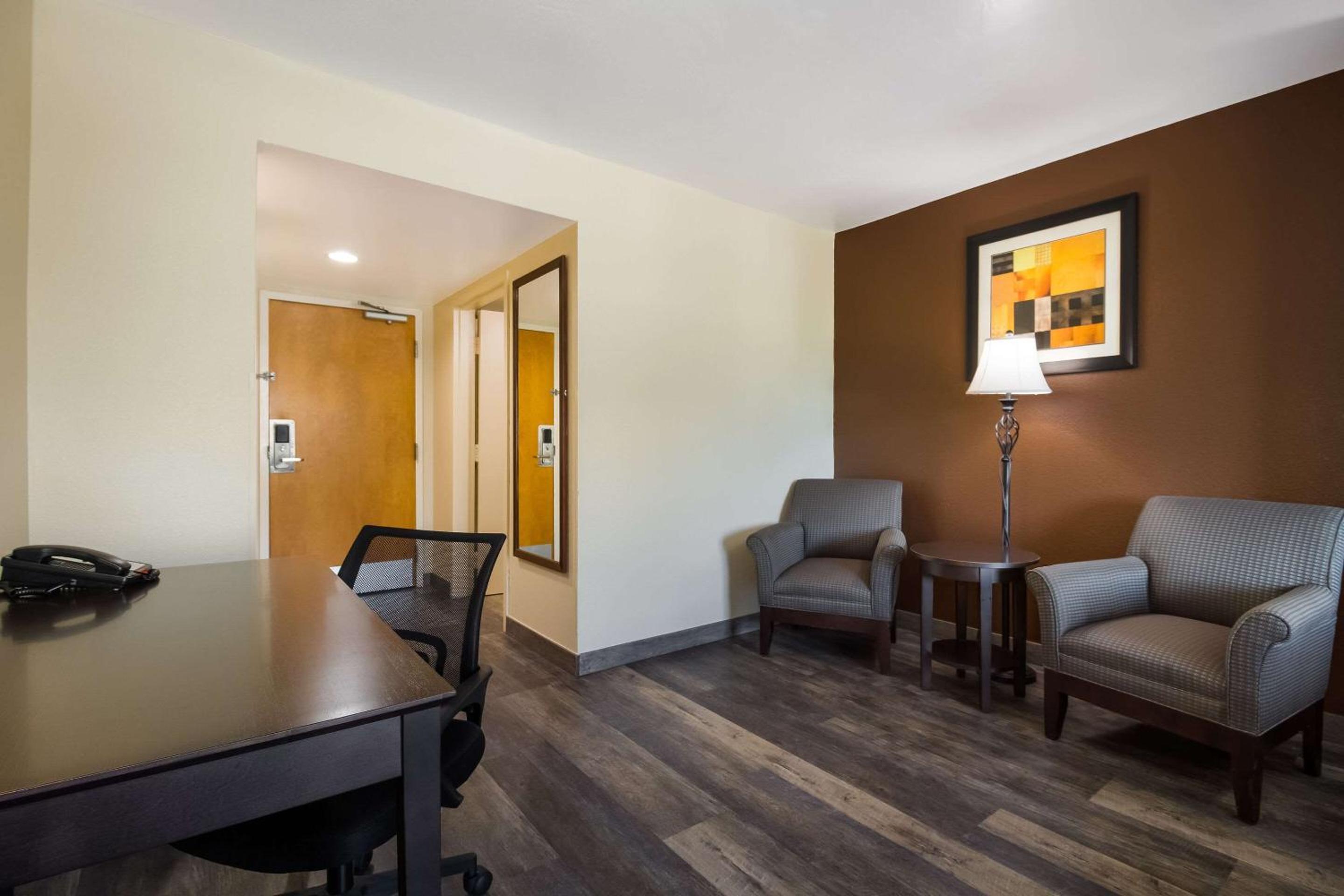 King Room - Non-Smoking - Photo 1
