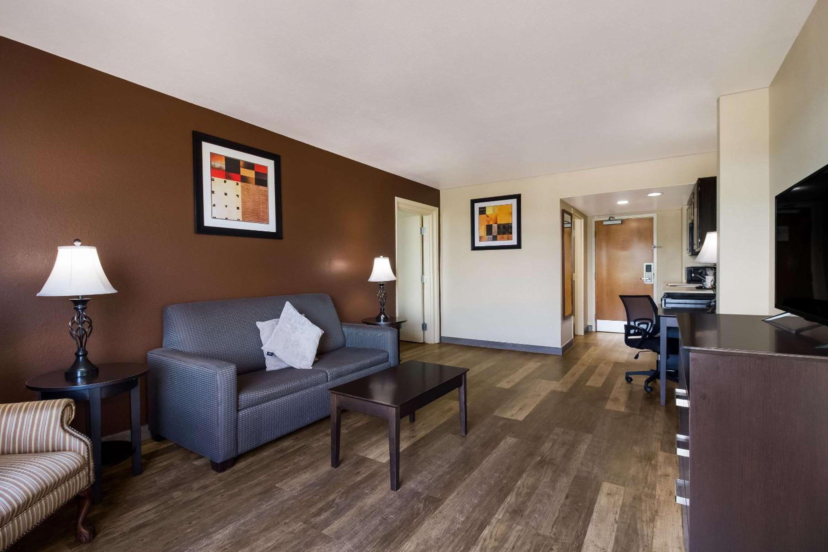 Standard Suite with Two Double Beds - Non-Smoking - Photo 1
