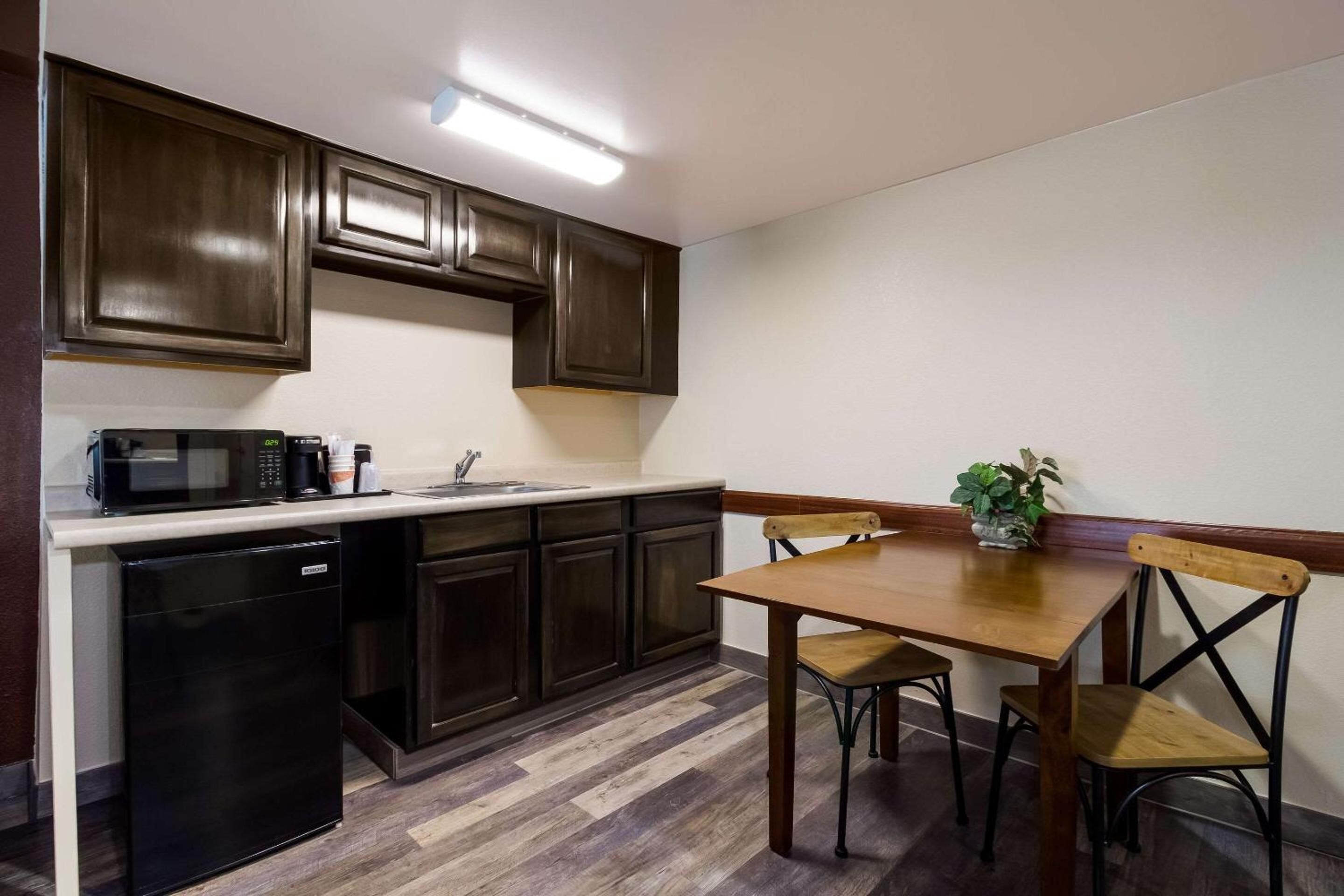 King Suite - Non-Smoking - Photo 5