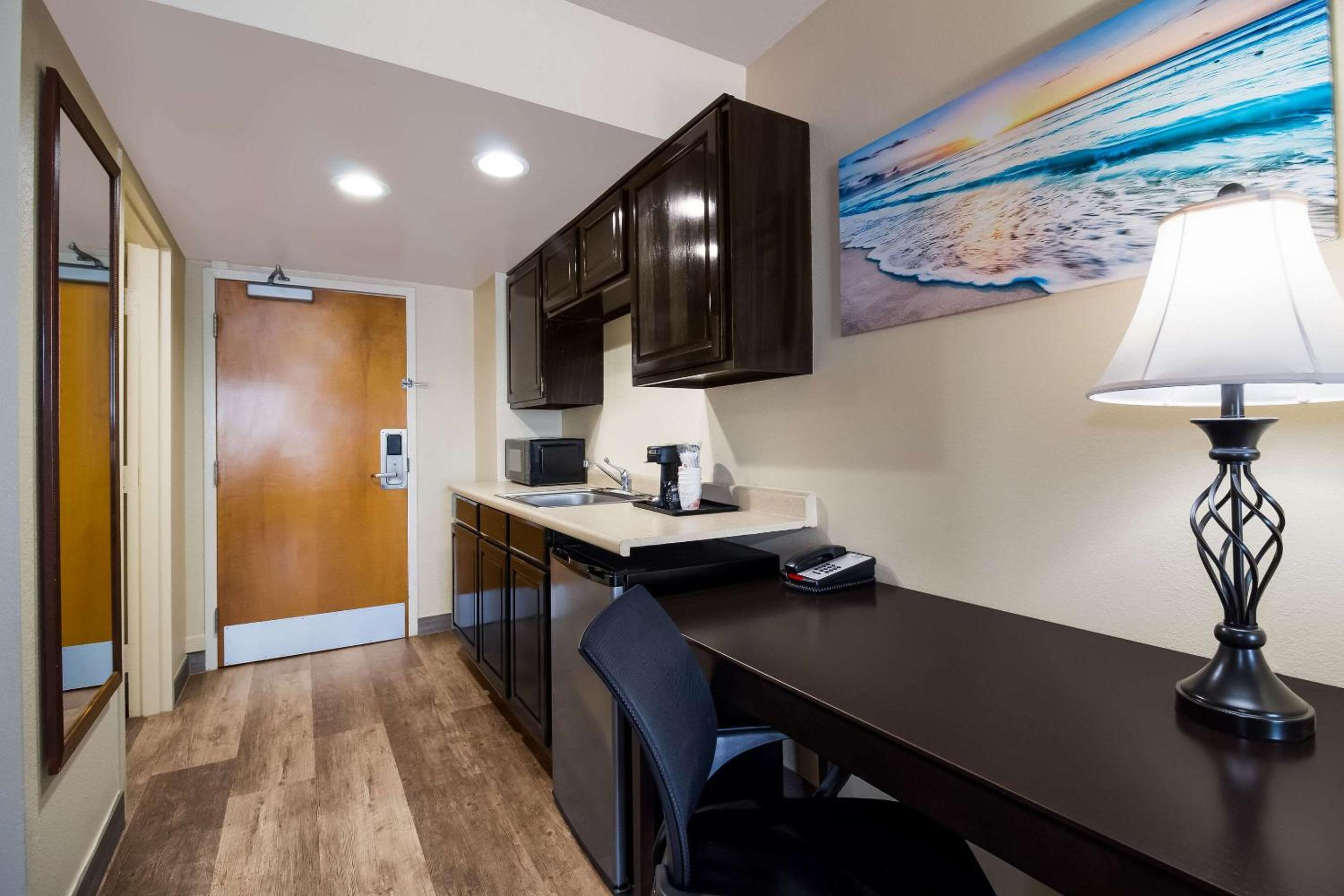 Standard Suite with Two Double Beds - Non-Smoking - Photo 2