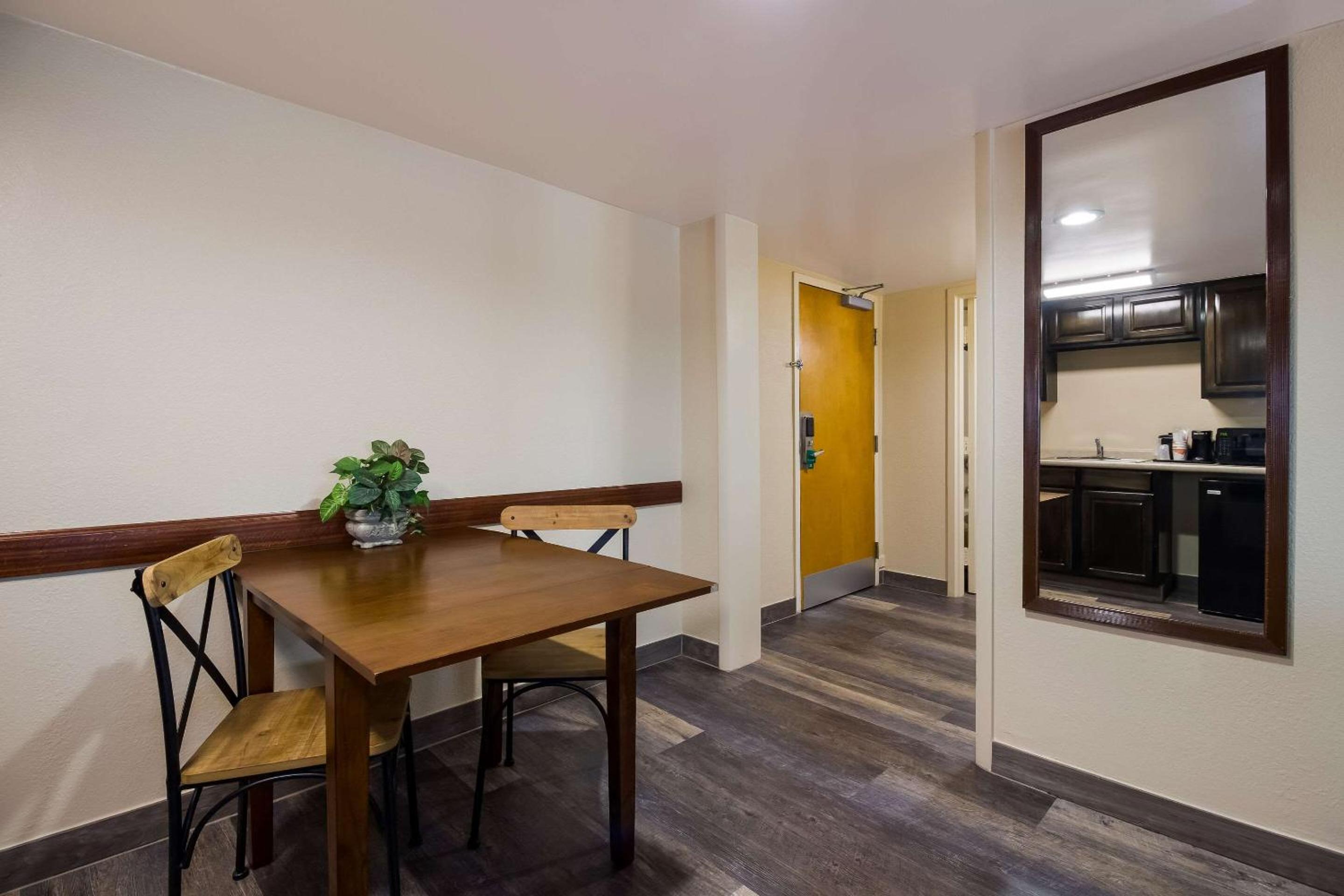 King Suite - Non-Smoking - Photo 4