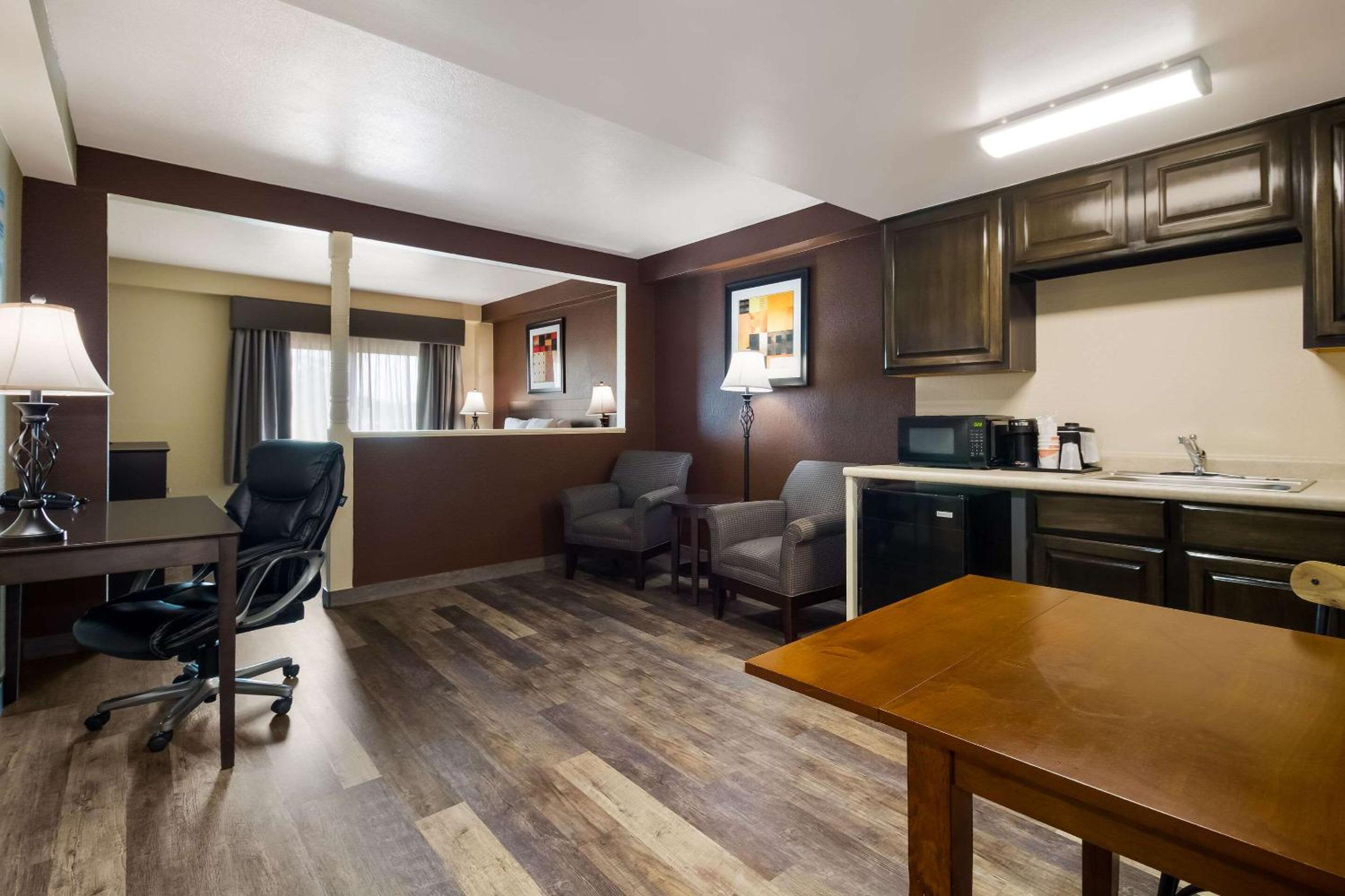 King Suite - Non-Smoking - Photo 1