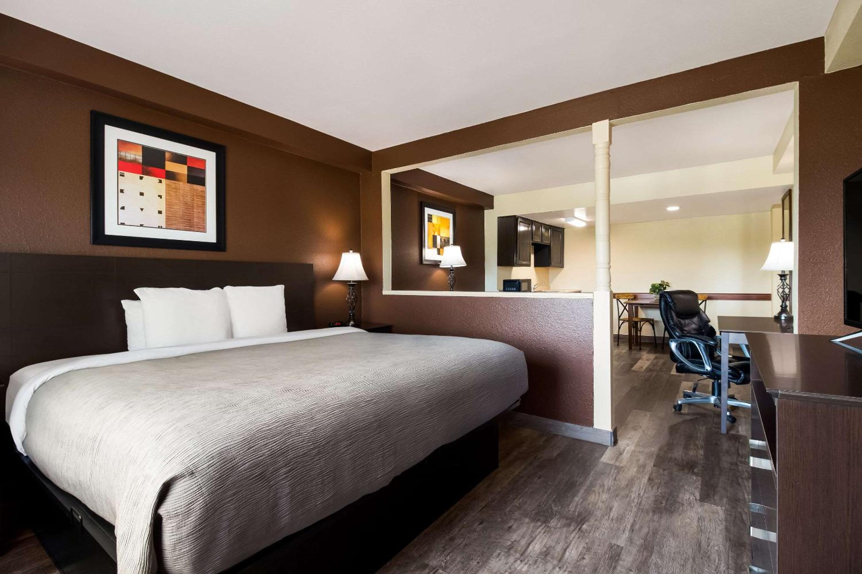 King Suite - Non-Smoking - Photo 2